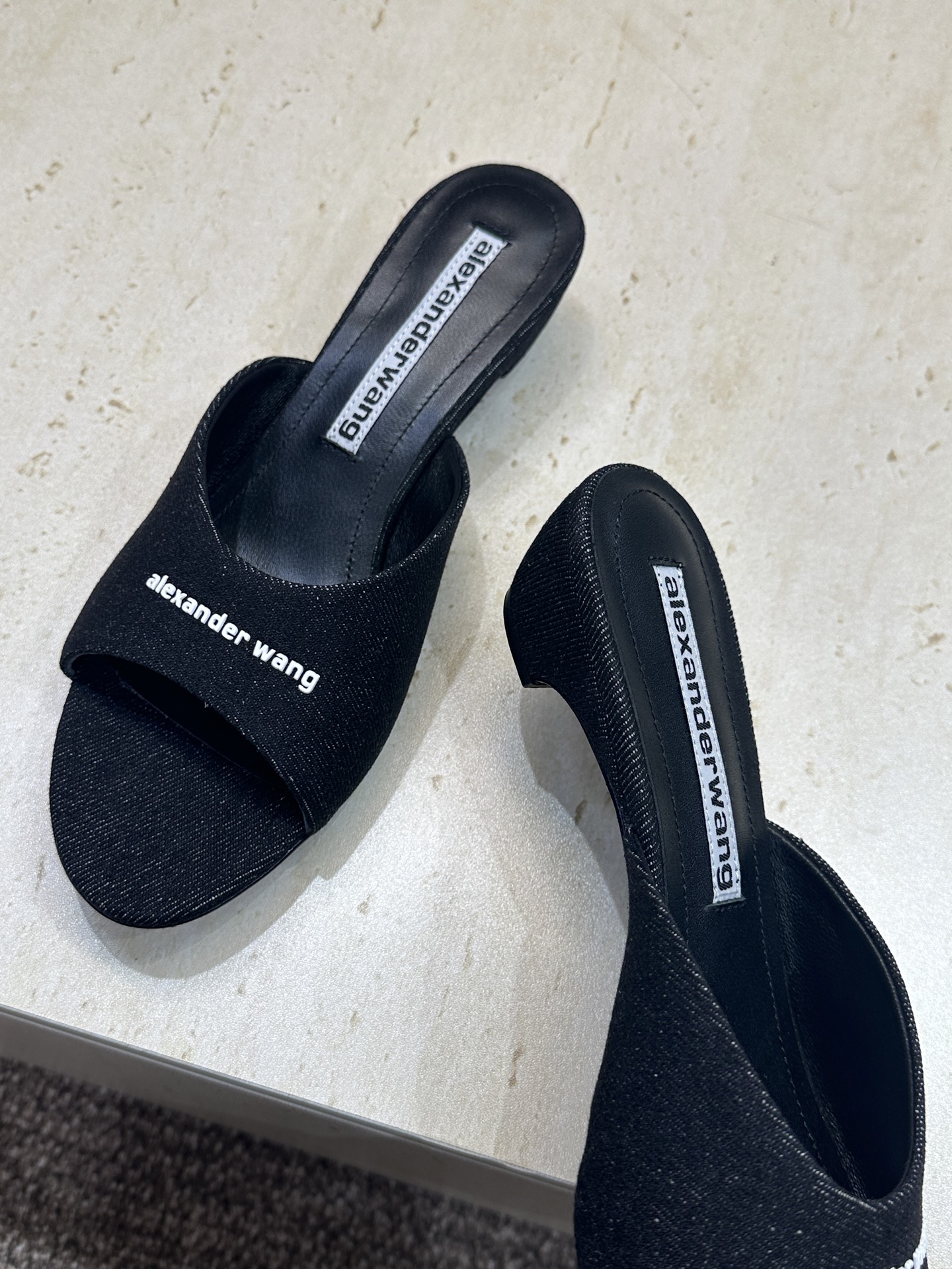 Alexanderwang 2026春夏新款粗跟女鞋 亚历山大.王 字母logo中跟圆头露趾凉拖鞋材质: