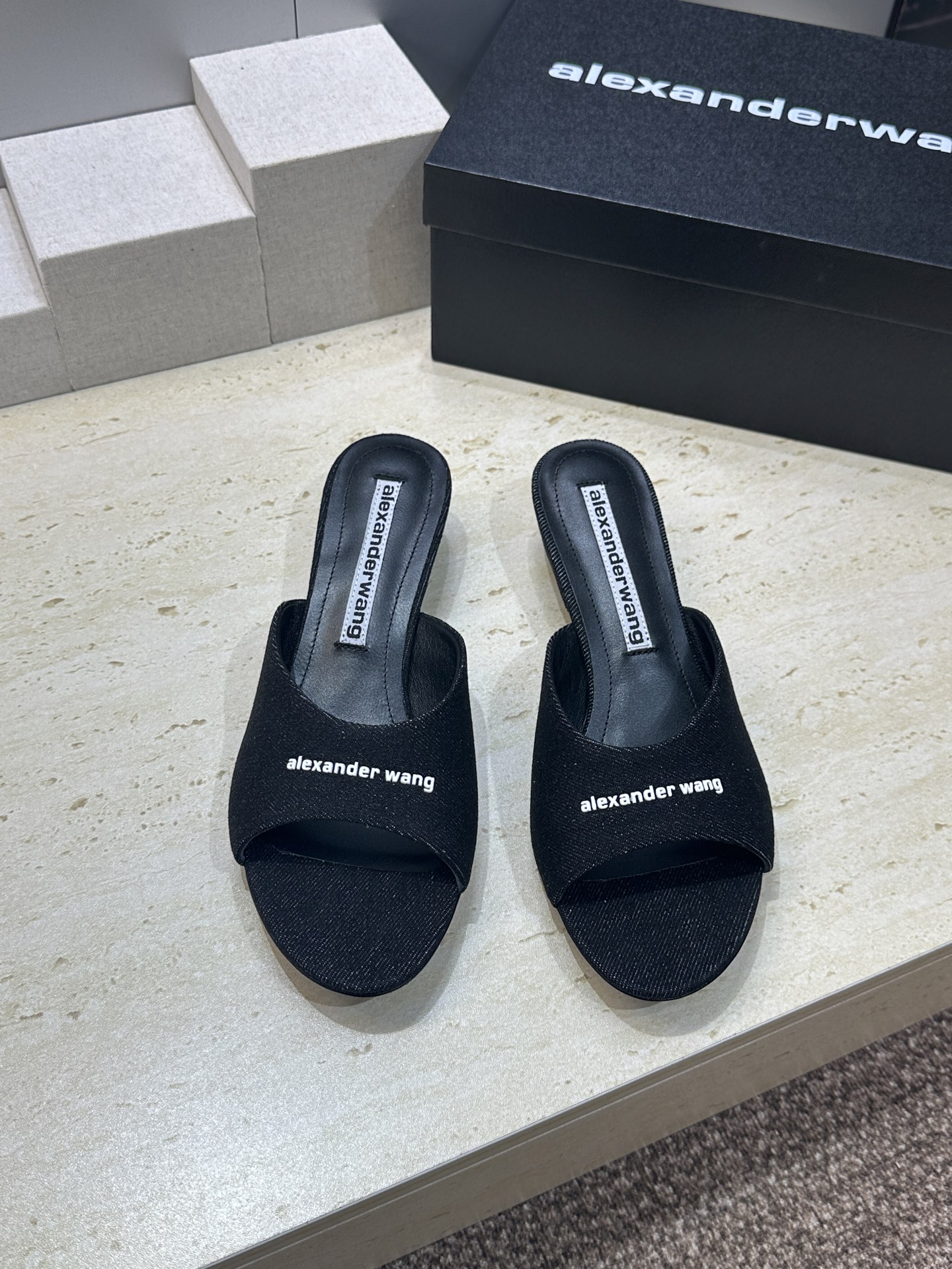 Alexanderwang 2026春夏新款粗跟女鞋 亚历山大.王 字母logo中跟圆头露趾凉拖鞋材质:
