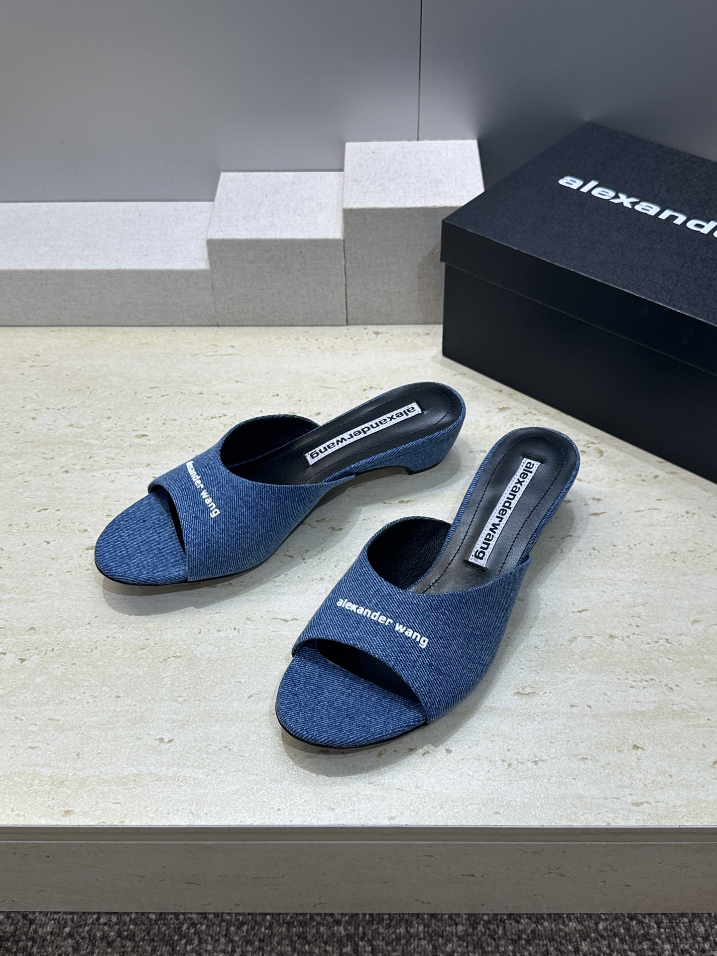 Alexanderwang 2026春夏新款粗跟女鞋 亚历山大.王 字母logo中跟圆头露趾凉拖鞋材质: