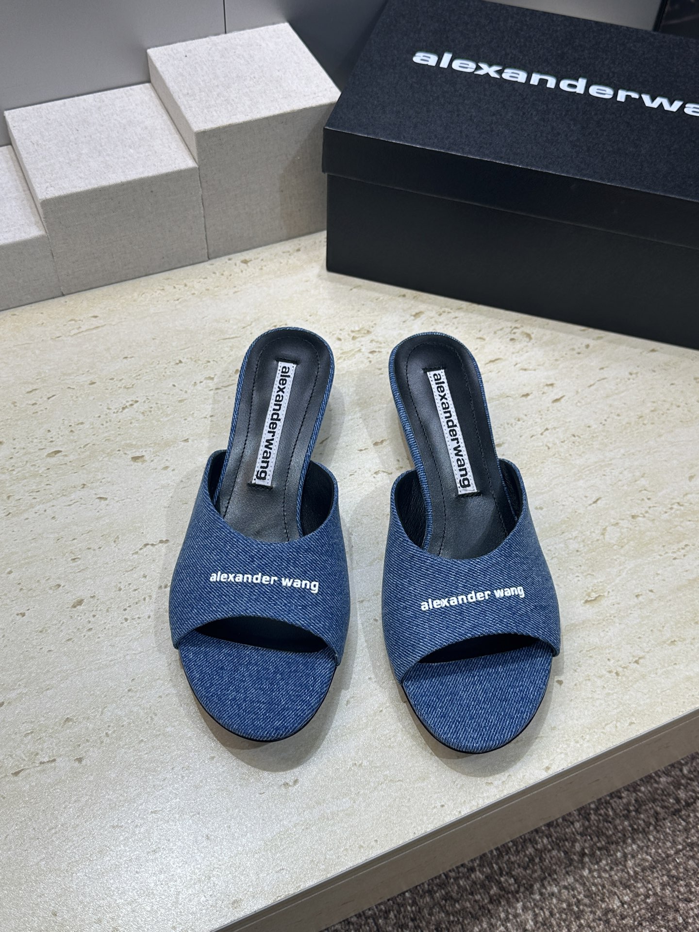 Alexanderwang 2026春夏新款粗跟女鞋 亚历山大.王 字母logo中跟圆头露趾凉拖鞋材质: