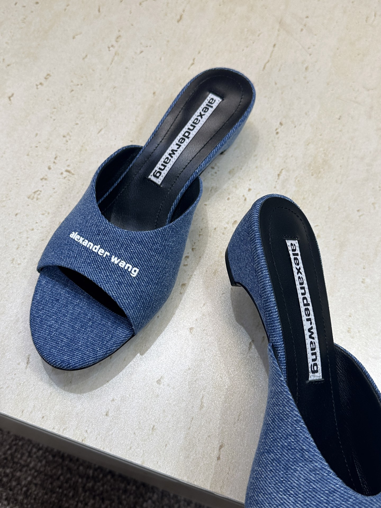 Alexanderwang 2026春夏新款粗跟女鞋 亚历山大.王 字母logo中跟圆头露趾凉拖鞋材质: