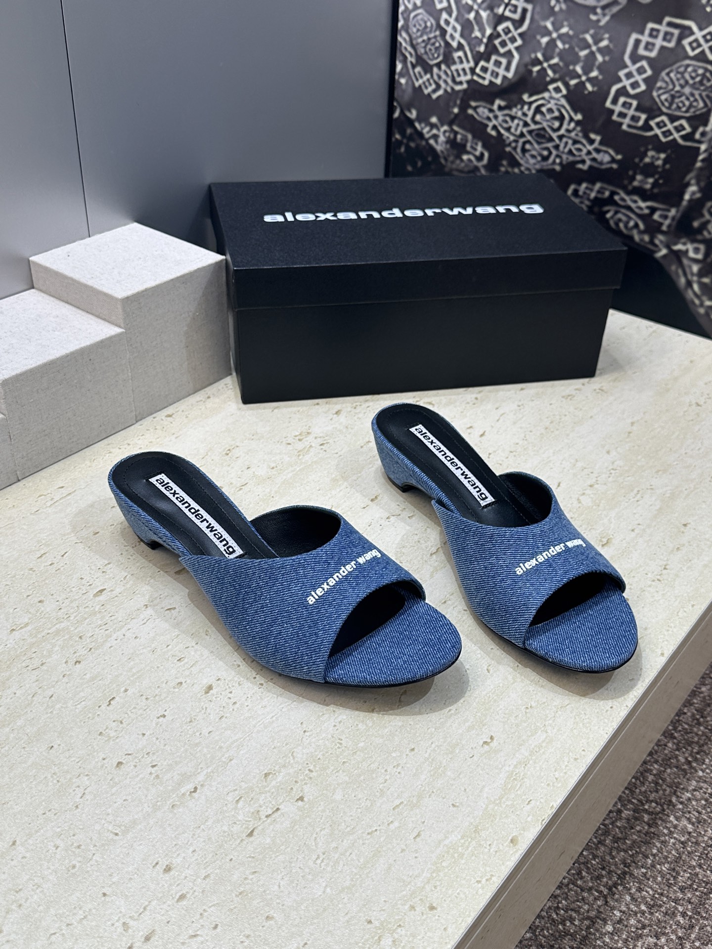 Alexanderwang 2026春夏新款粗跟女鞋 亚历山大.王 字母logo中跟圆头露趾凉拖鞋材质: