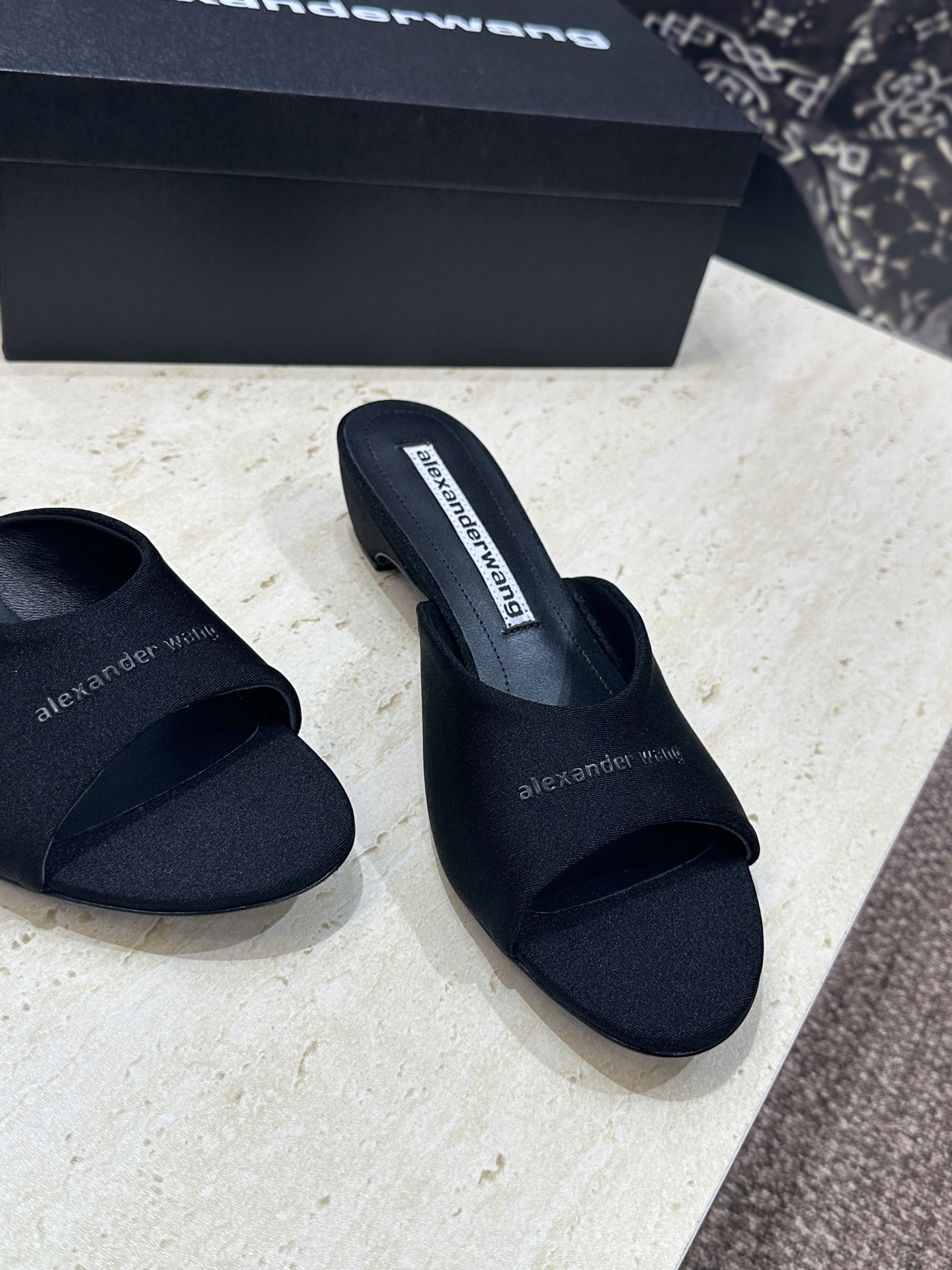 Alexanderwang 2026春夏新款粗跟女鞋 亚历山大.王 字母logo中跟圆头露趾凉拖鞋材质: