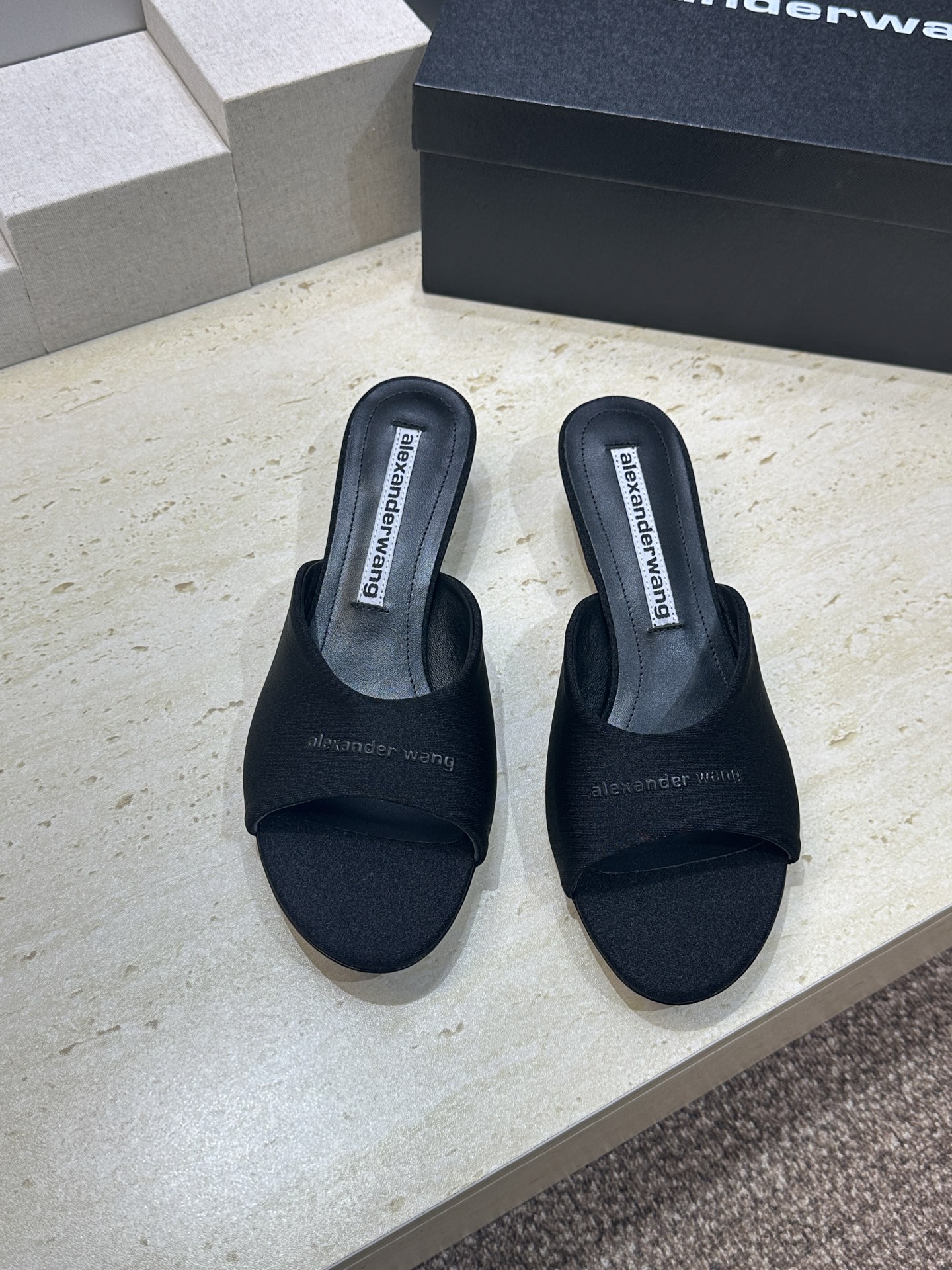 Alexanderwang 2026春夏新款粗跟女鞋 亚历山大.王 字母logo中跟圆头露趾凉拖鞋材质: