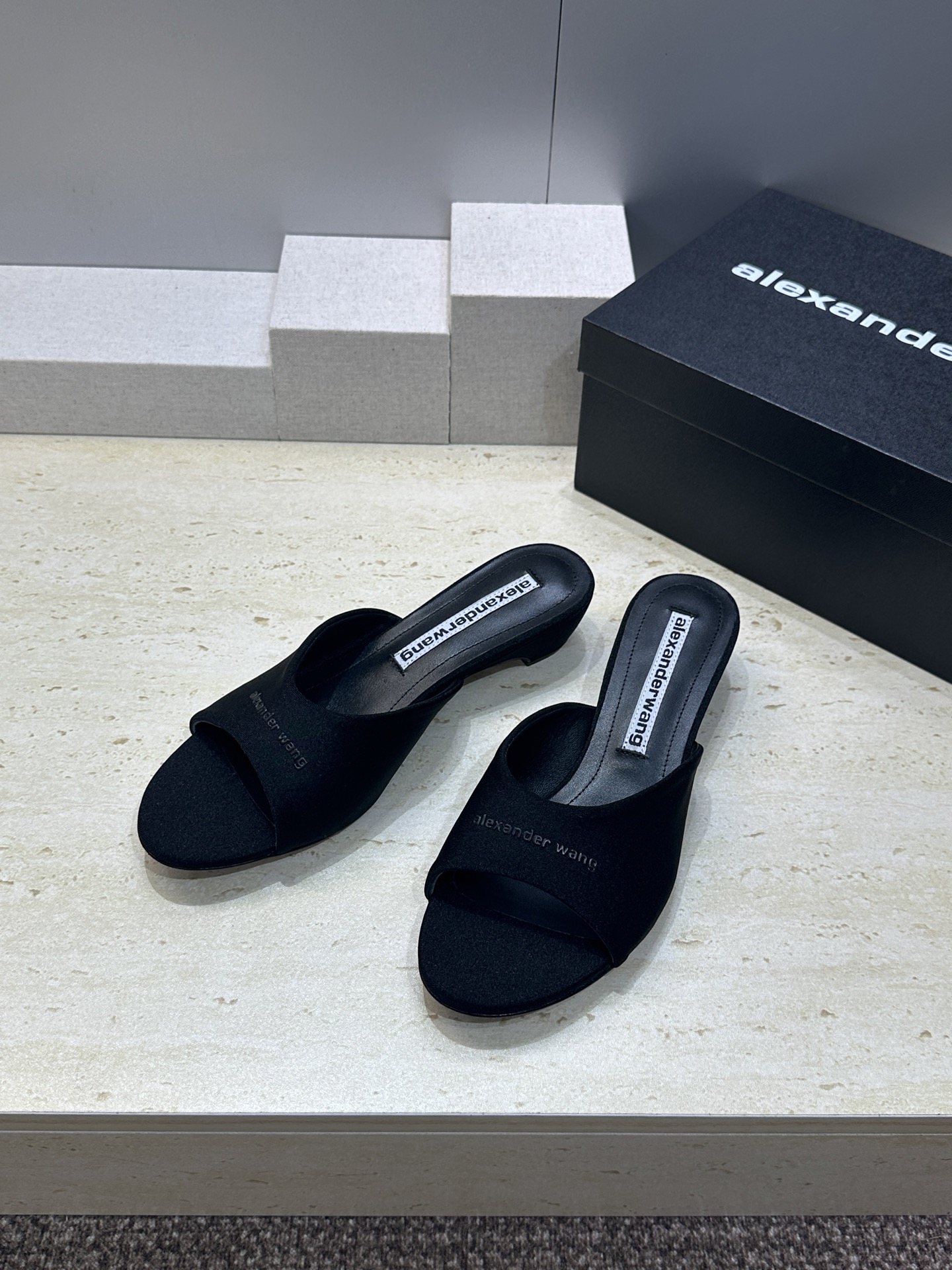 Alexanderwang 2026春夏新款粗跟女鞋 亚历山大.王 字母logo中跟圆头露趾凉拖鞋材质: