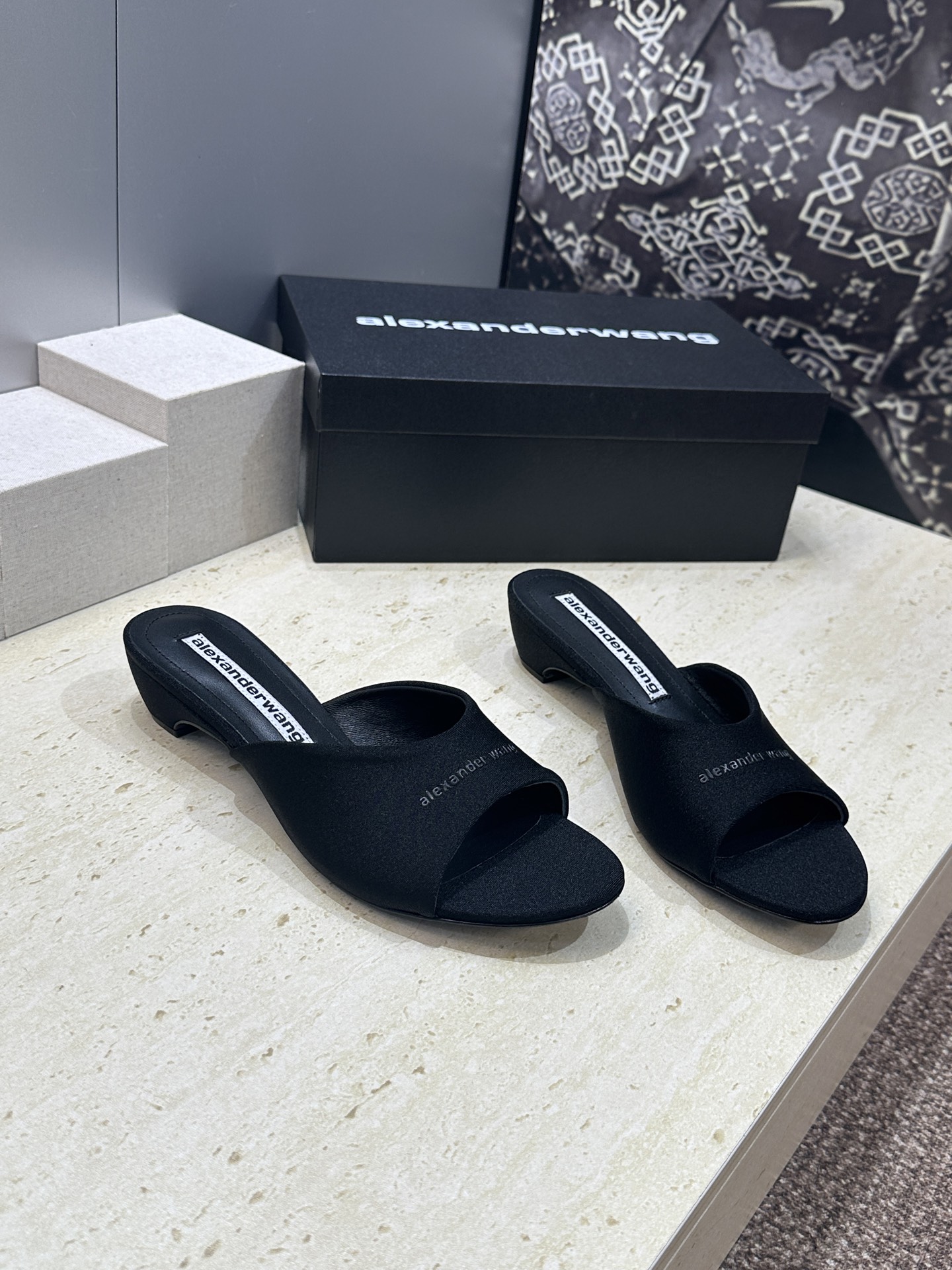 NO:884064,Alexanderwang 2026 spring and summer new thick heel women's shoes Alexander Wang letter logo medium heel round toe open toe sandals Material: imported washed denim upper + water dyed sheepskin lining + Italian leather outsole Heel height: 4.5CM Size: 35-4 (40 customizations are not returnable), slippers, slippers, sheepskin, Leather soles19860909Alexanderwang 2026春夏新款粗跟女鞋 亚历山大.王 字母logo中跟圆头露趾凉拖鞋 材质:鞋面进口水洗牛仔布+水染羊皮内里+意大利真皮大底 跟高:4.5CM Size:35-4(40定制不退换),拖鞋,slippers,sheepskin,Leather soles,Women's Shoes