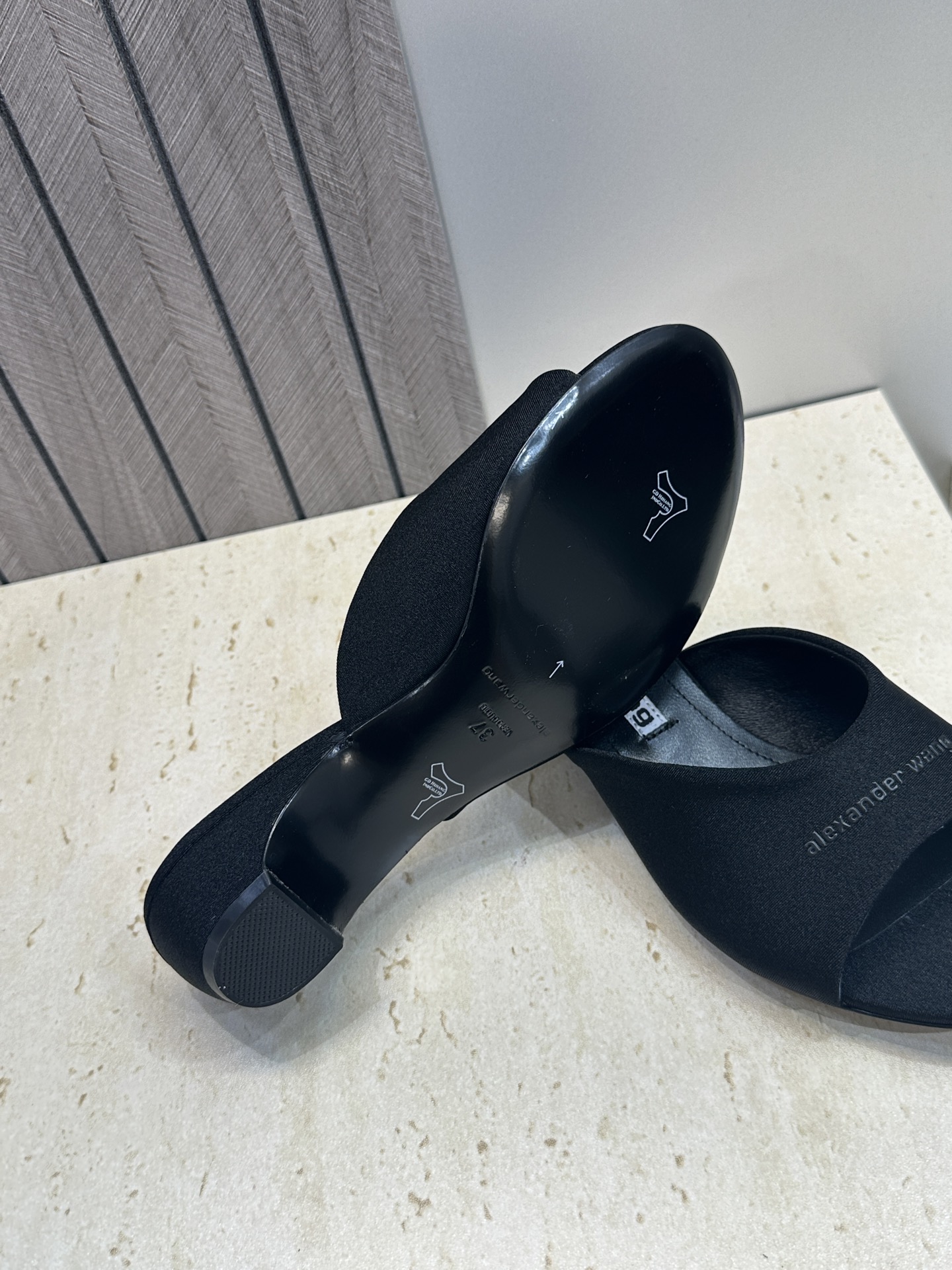 Alexanderwang 2026春夏新款粗跟女鞋 亚历山大.王 字母logo中跟圆头露趾凉拖鞋材质: