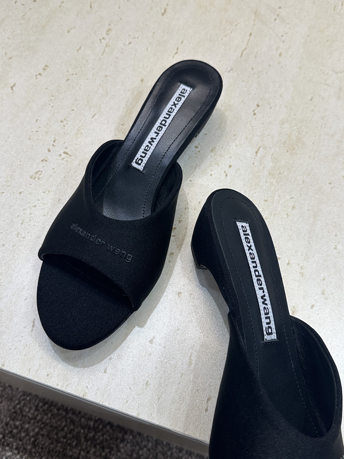 Alexanderwang 2026春夏新款粗跟女鞋 亚历山大.王 字母logo中跟圆头露趾凉拖鞋材质: