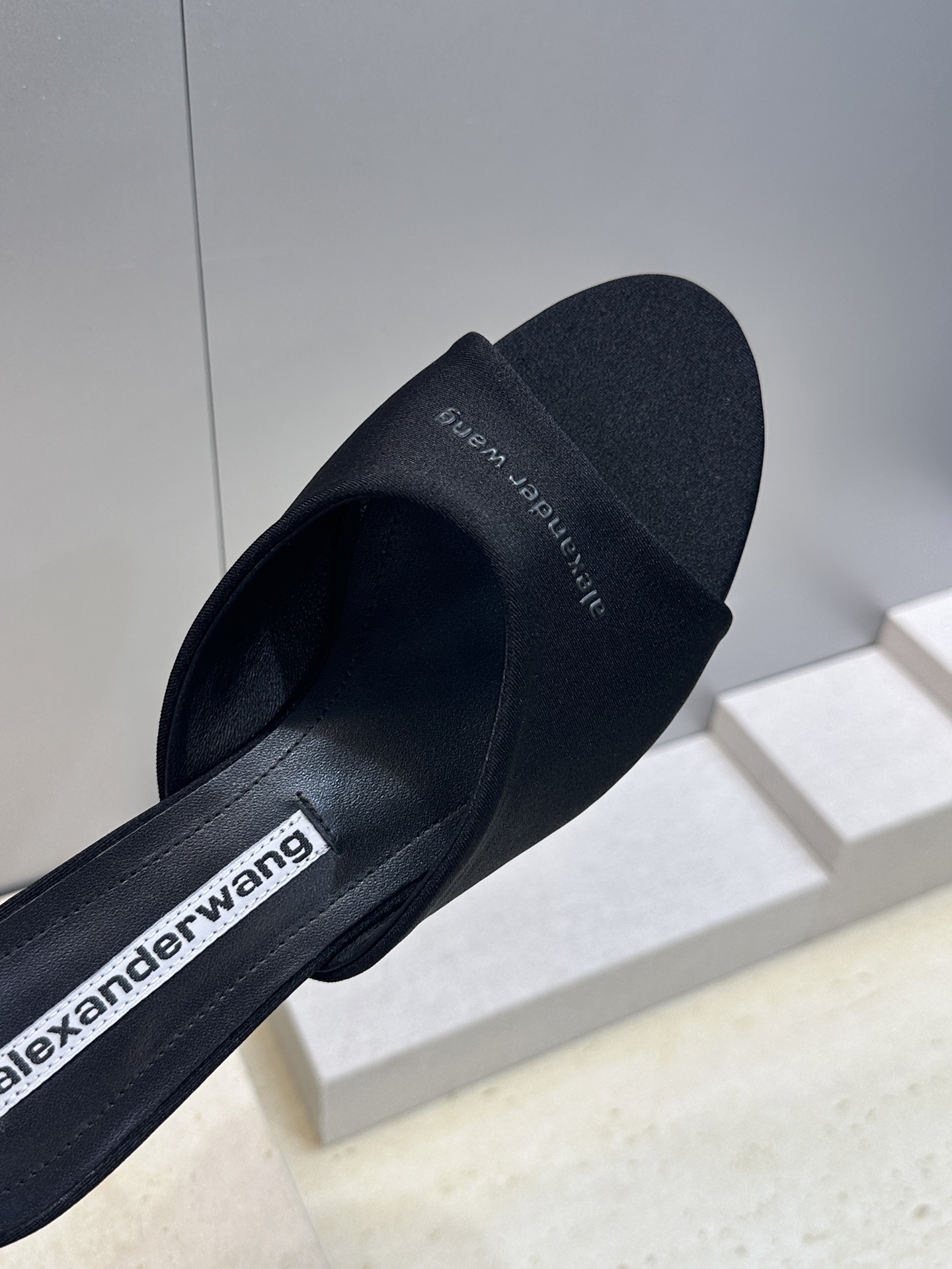 Alexanderwang 2026春夏新款粗跟女鞋 亚历山大.王 字母logo中跟圆头露趾凉拖鞋材质: