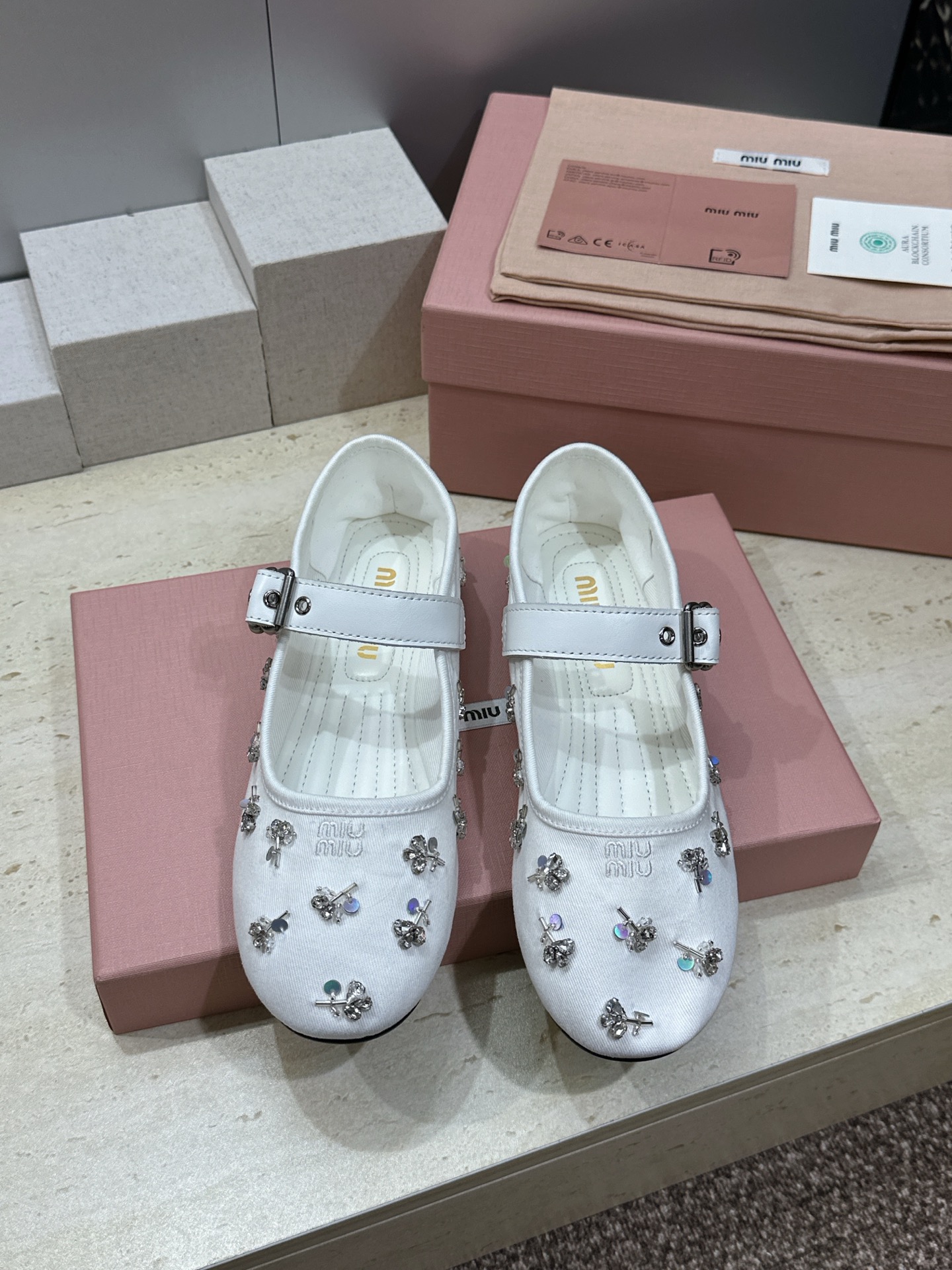 Miumiu 2026春夏新款芭蕾舞女鞋 缪缪字母logo水钻五金扣平底圆头拼色玛丽珍乐福单鞋材质:鞋面
