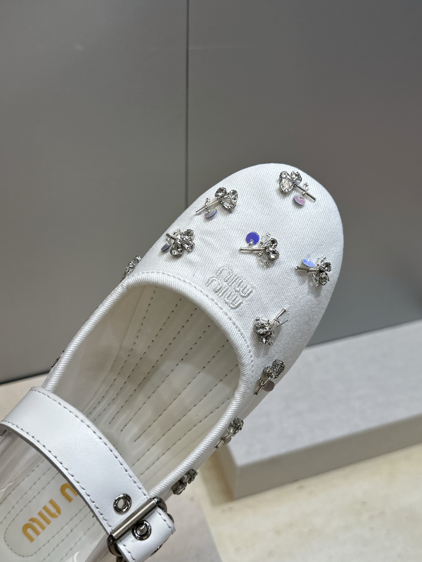 Miumiu 2026春夏新款芭蕾舞女鞋 缪缪字母logo水钻五金扣平底圆头拼色玛丽珍乐福单鞋材质:鞋面