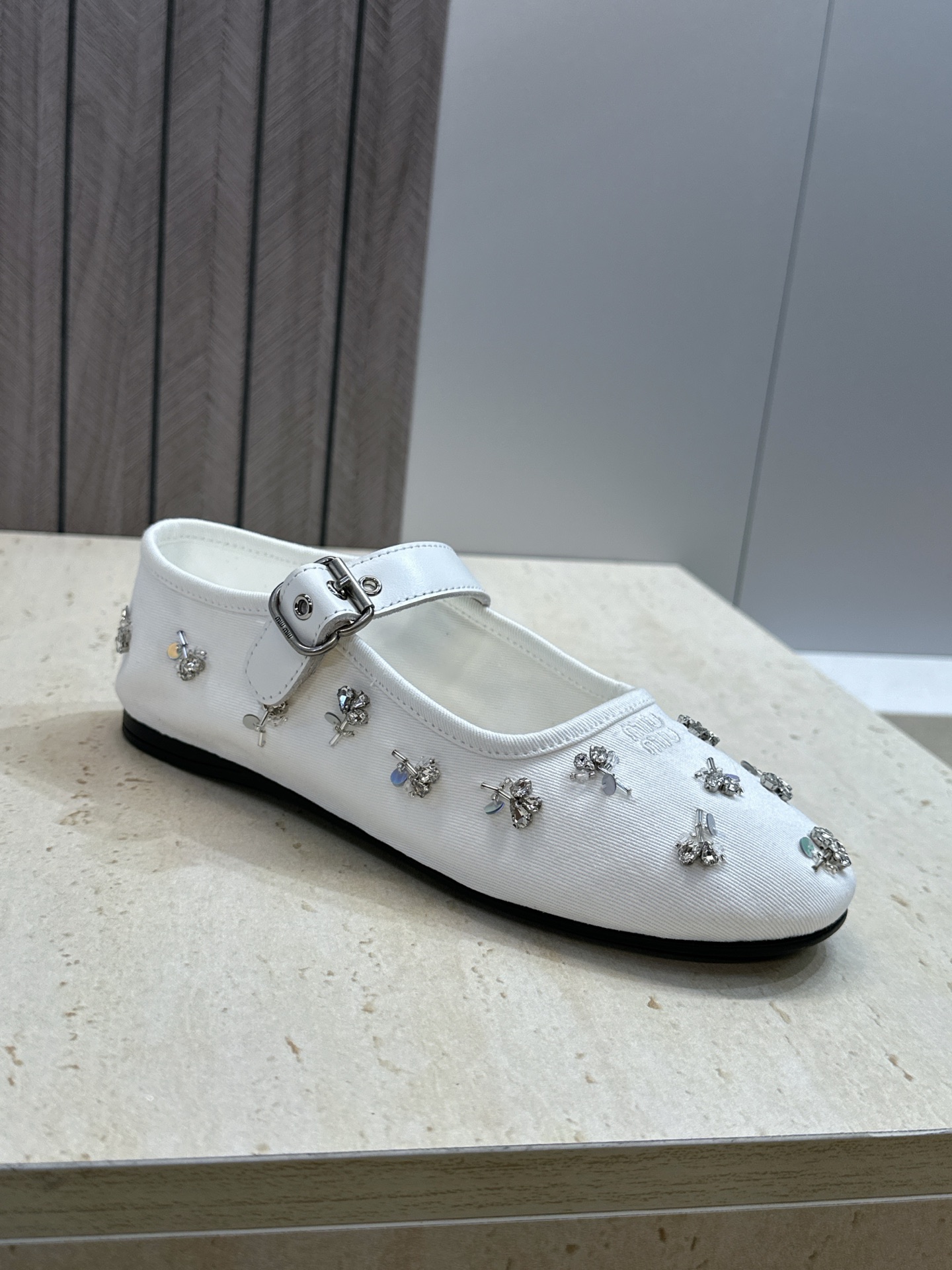 Miumiu 2026春夏新款芭蕾舞女鞋 缪缪字母logo水钻五金扣平底圆头拼色玛丽珍乐福单鞋材质:鞋面