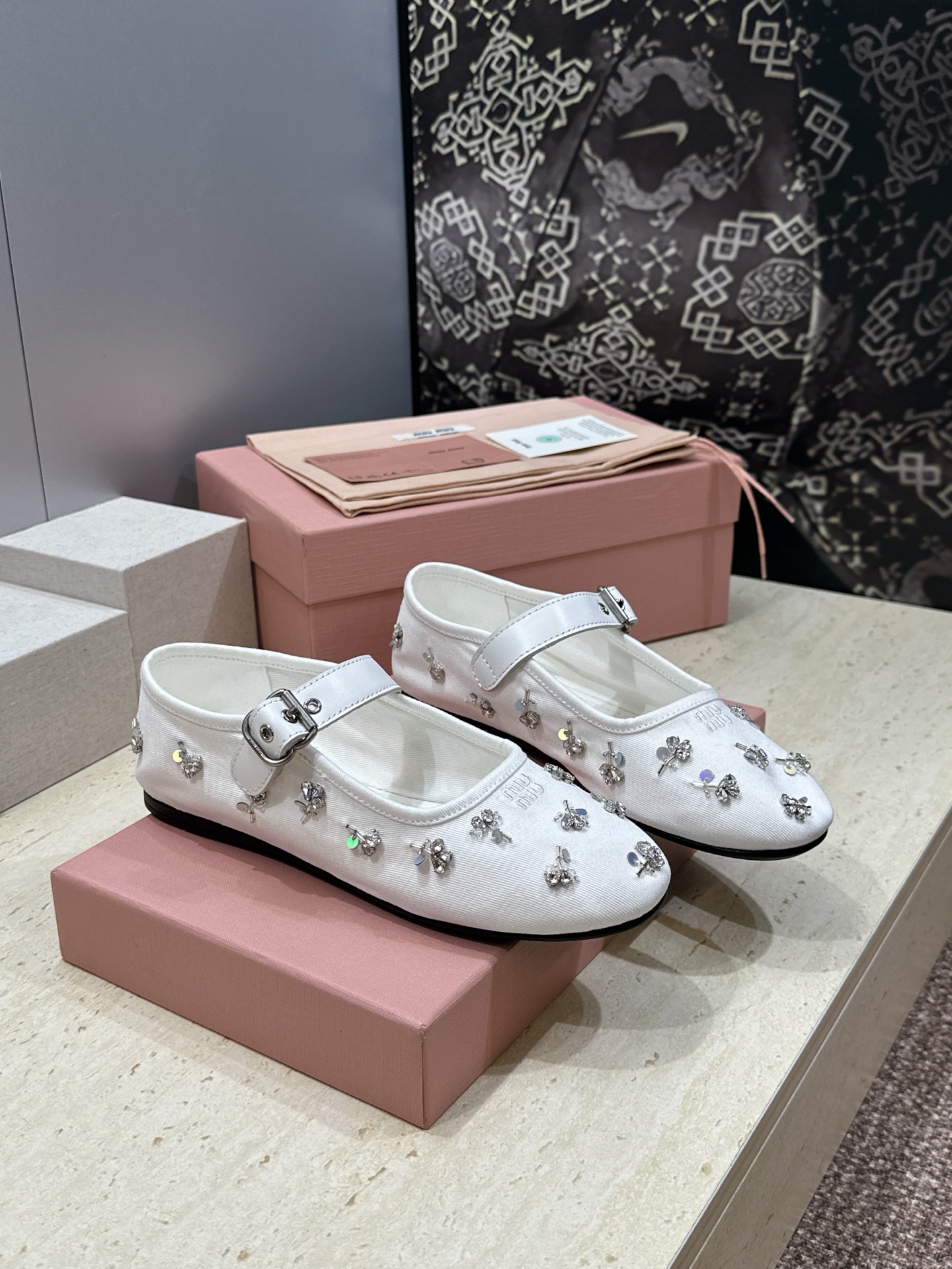 Miumiu 2026春夏新款芭蕾舞女鞋 缪缪字母logo水钻五金扣平底圆头拼色玛丽珍乐福单鞋材质:鞋面