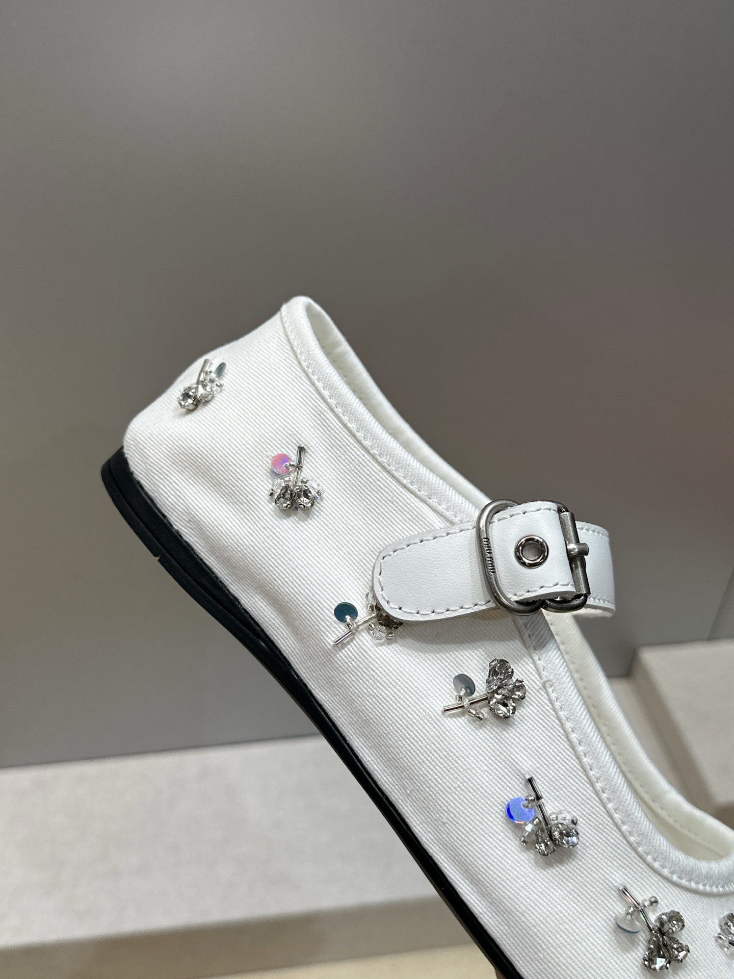 Miumiu 2026春夏新款芭蕾舞女鞋 缪缪字母logo水钻五金扣平底圆头拼色玛丽珍乐福单鞋材质:鞋面