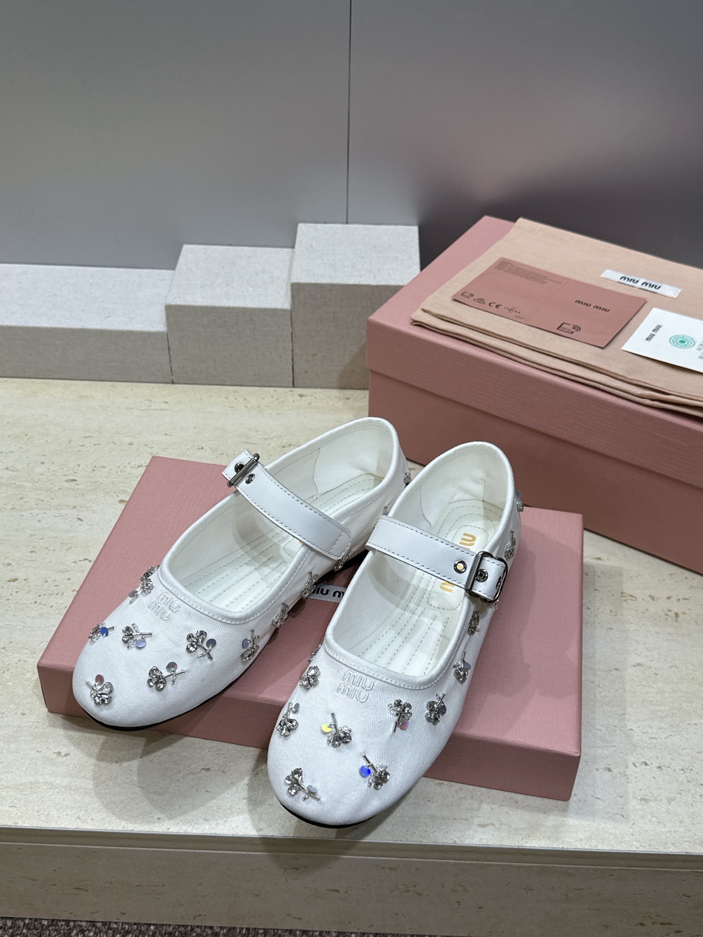 Miumiu 2026春夏新款芭蕾舞女鞋 缪缪字母logo水钻五金扣平底圆头拼色玛丽珍乐福单鞋材质:鞋面