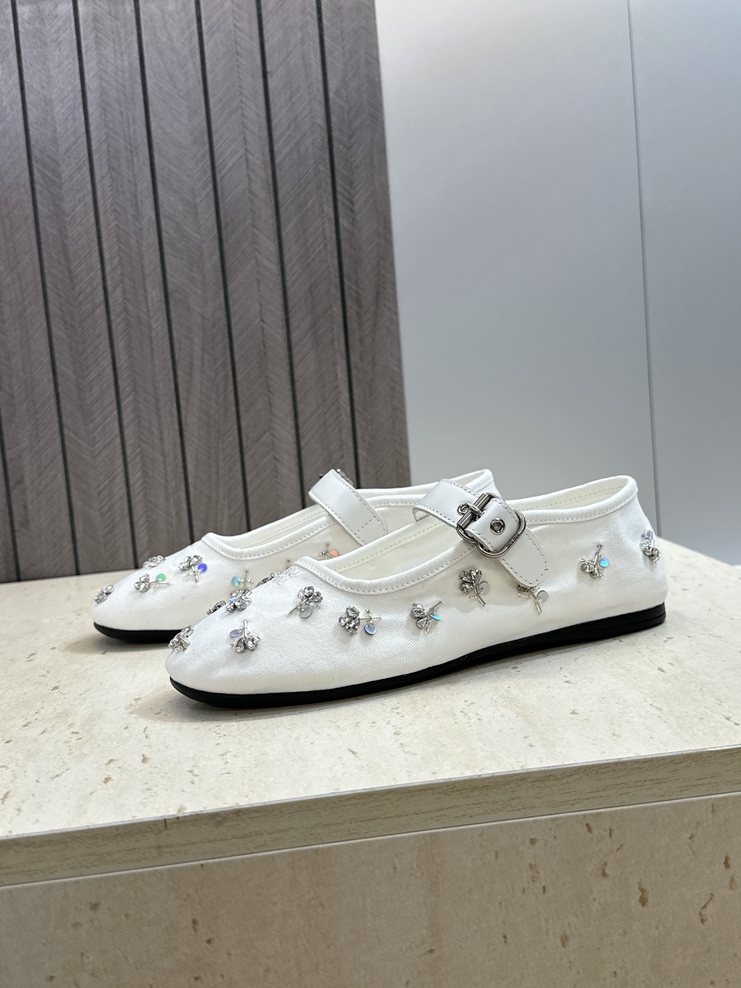 Miumiu 2026春夏新款芭蕾舞女鞋 缪缪字母logo水钻五金扣平底圆头拼色玛丽珍乐福单鞋材质:鞋面