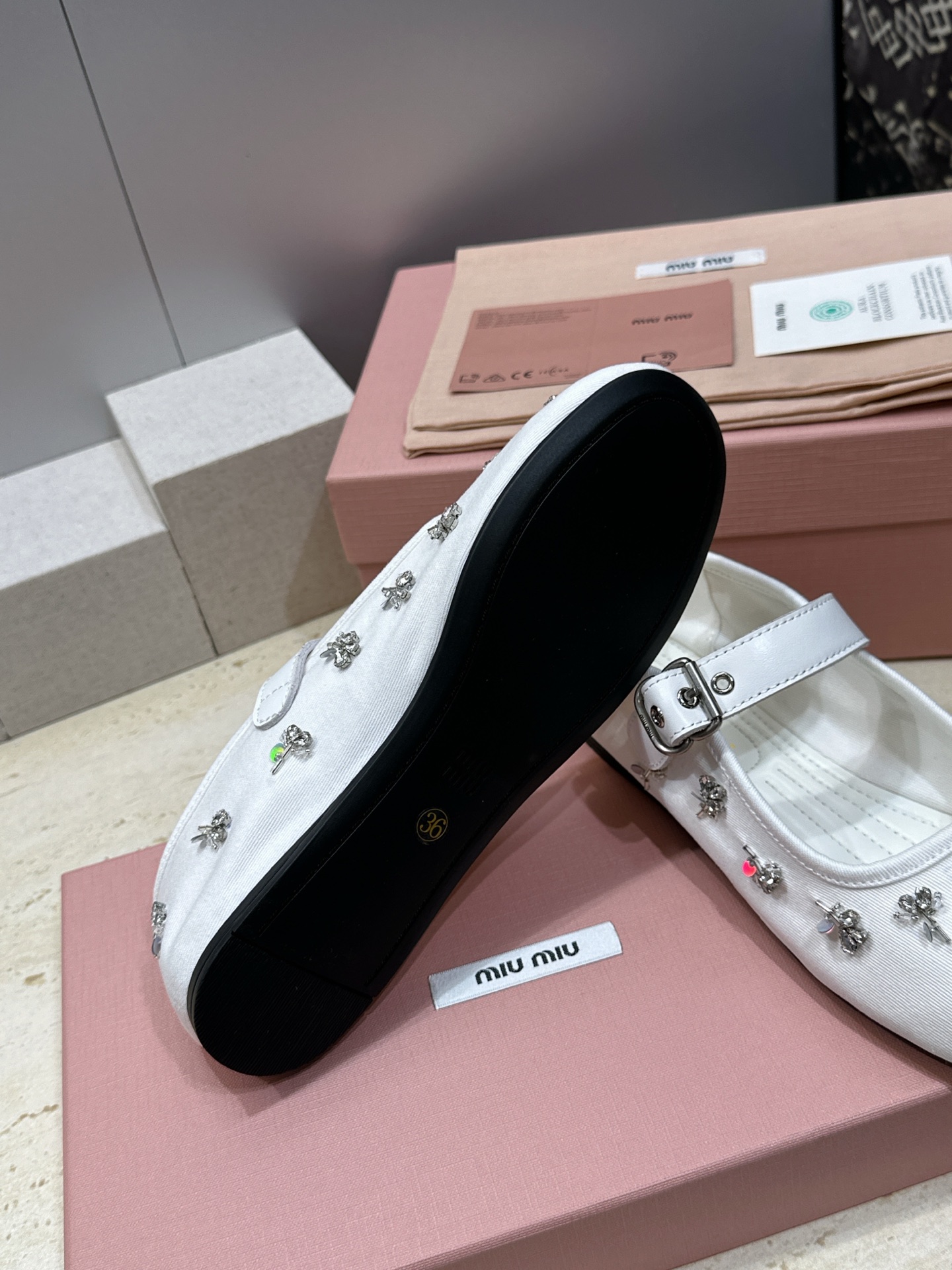 Miumiu 2026春夏新款芭蕾舞女鞋 缪缪字母logo水钻五金扣平底圆头拼色玛丽珍乐福单鞋材质:鞋面