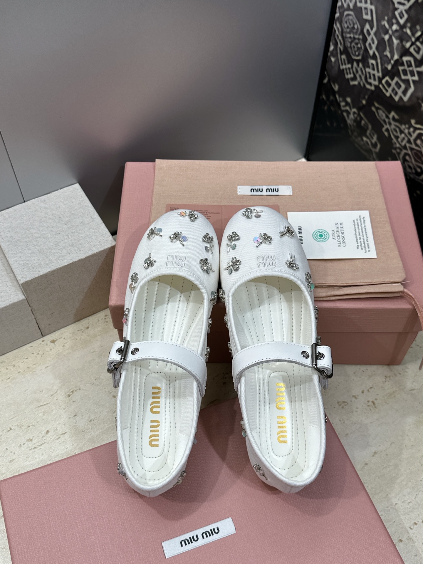 Miumiu 2026春夏新款芭蕾舞女鞋 缪缪字母logo水钻五金扣平底圆头拼色玛丽珍乐福单鞋材质:鞋面