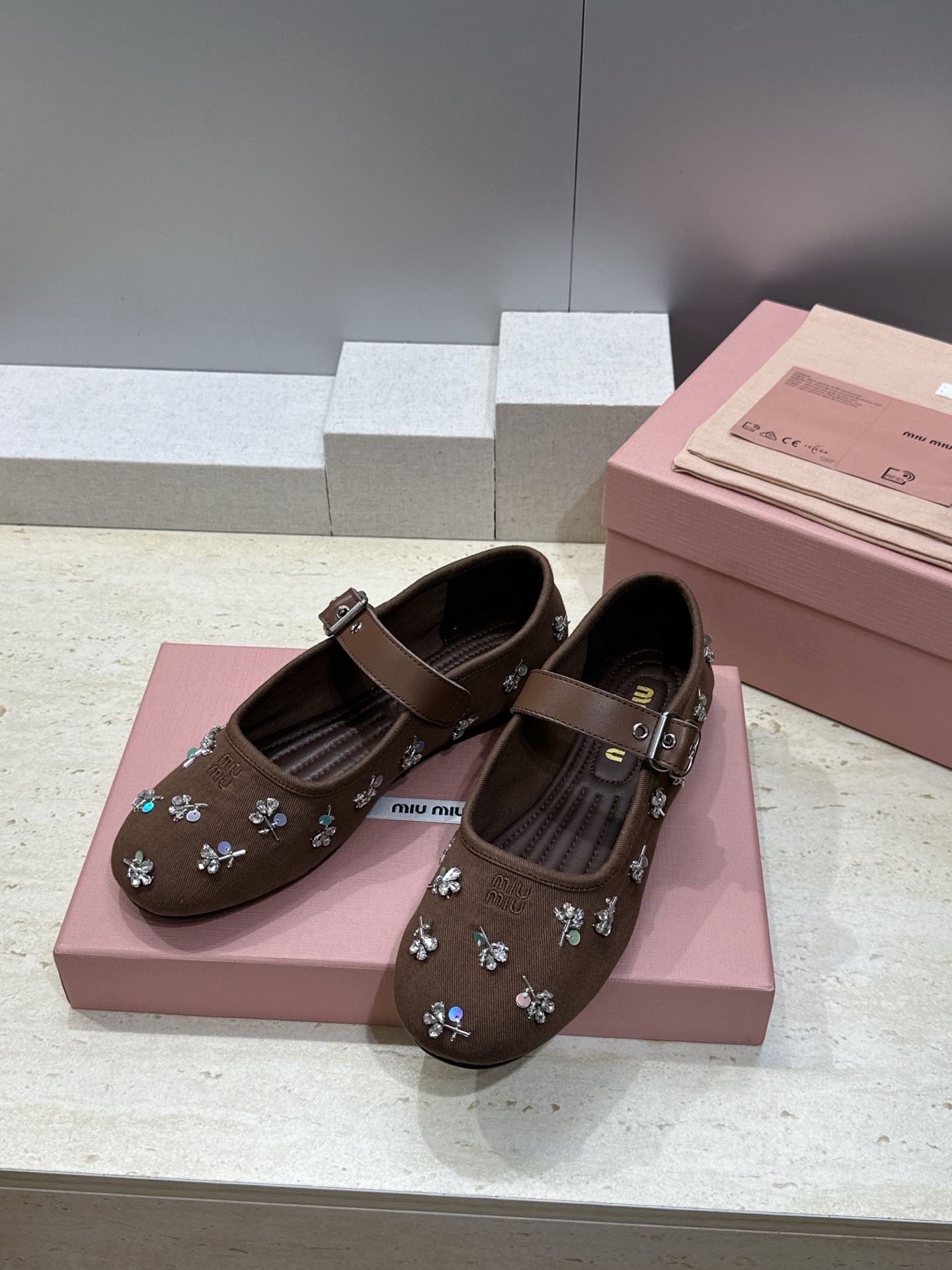 Miumiu 2026春夏新款芭蕾舞女鞋 缪缪字母logo水钻五金扣平底圆头拼色玛丽珍乐福单鞋材质:鞋面