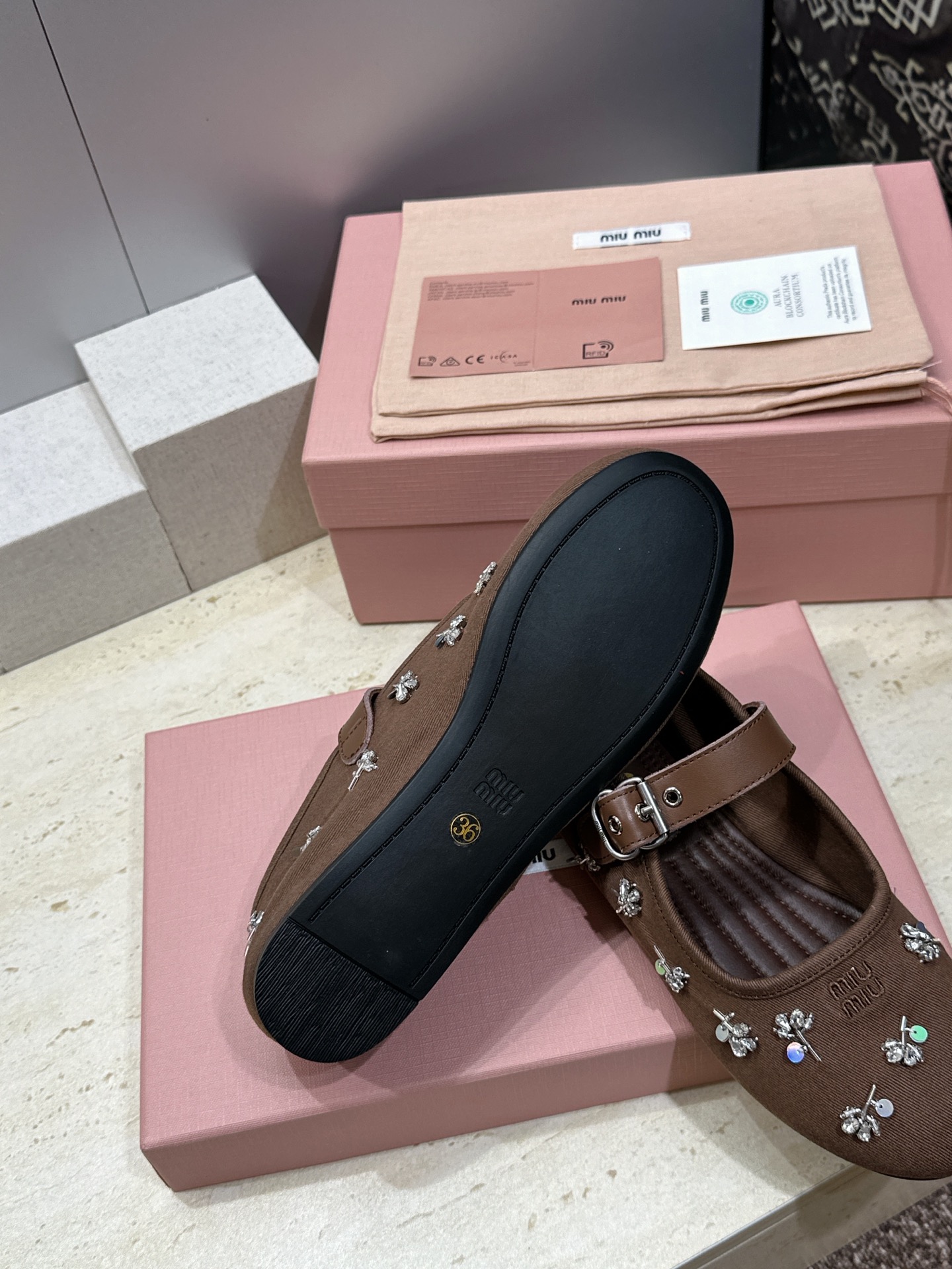 Miumiu 2026春夏新款芭蕾舞女鞋 缪缪字母logo水钻五金扣平底圆头拼色玛丽珍乐福单鞋材质:鞋面