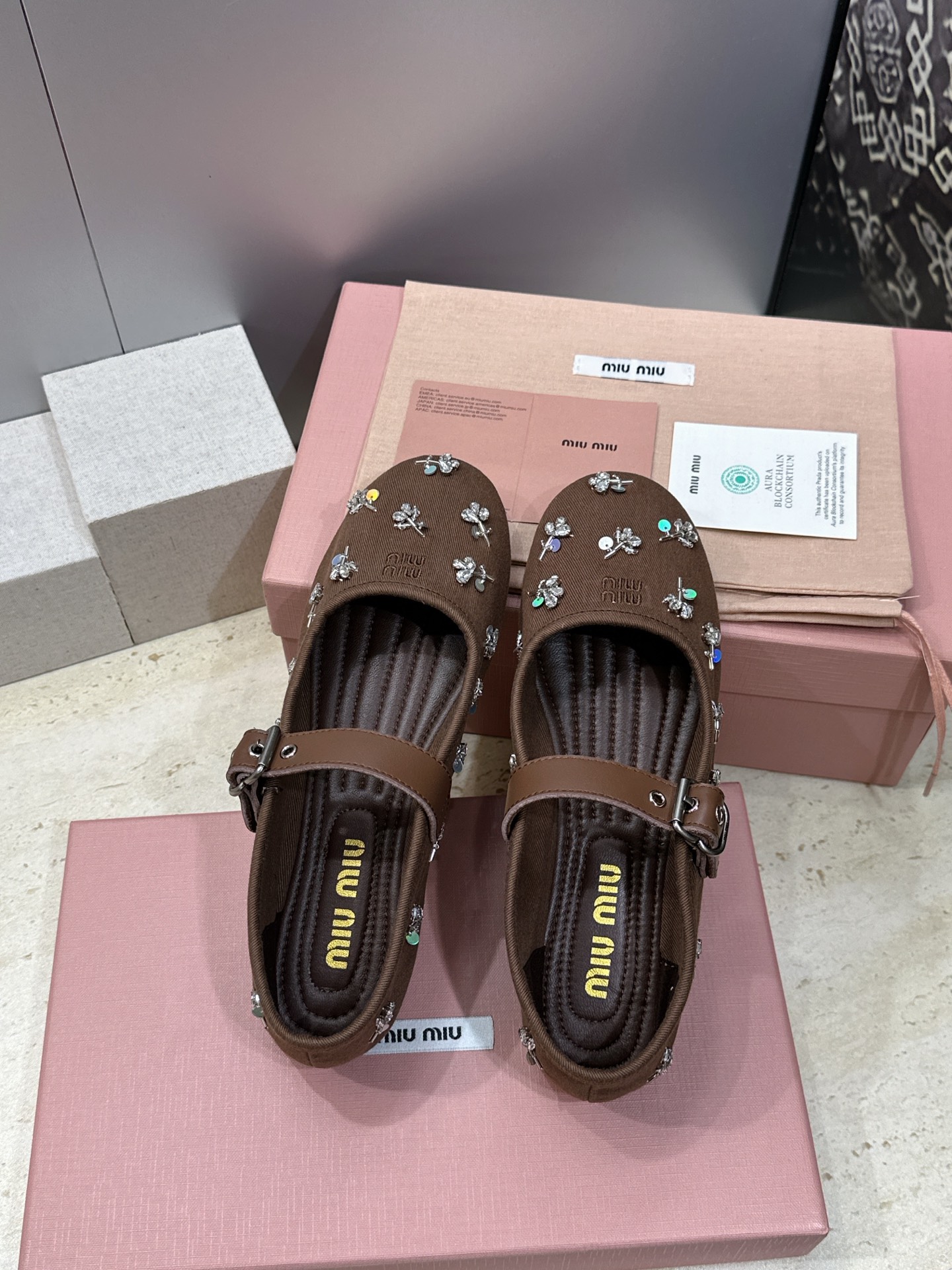 Miumiu 2026春夏新款芭蕾舞女鞋 缪缪字母logo水钻五金扣平底圆头拼色玛丽珍乐福单鞋材质:鞋面