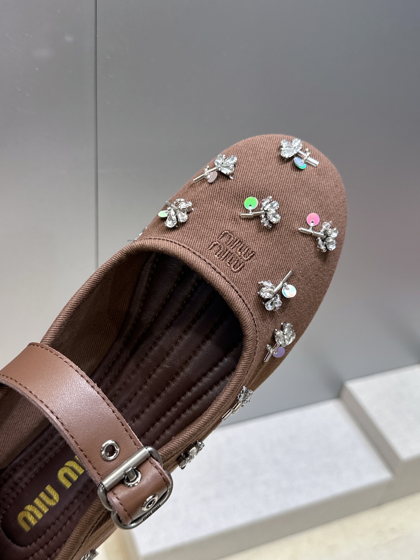 Miumiu 2026春夏新款芭蕾舞女鞋 缪缪字母logo水钻五金扣平底圆头拼色玛丽珍乐福单鞋材质:鞋面