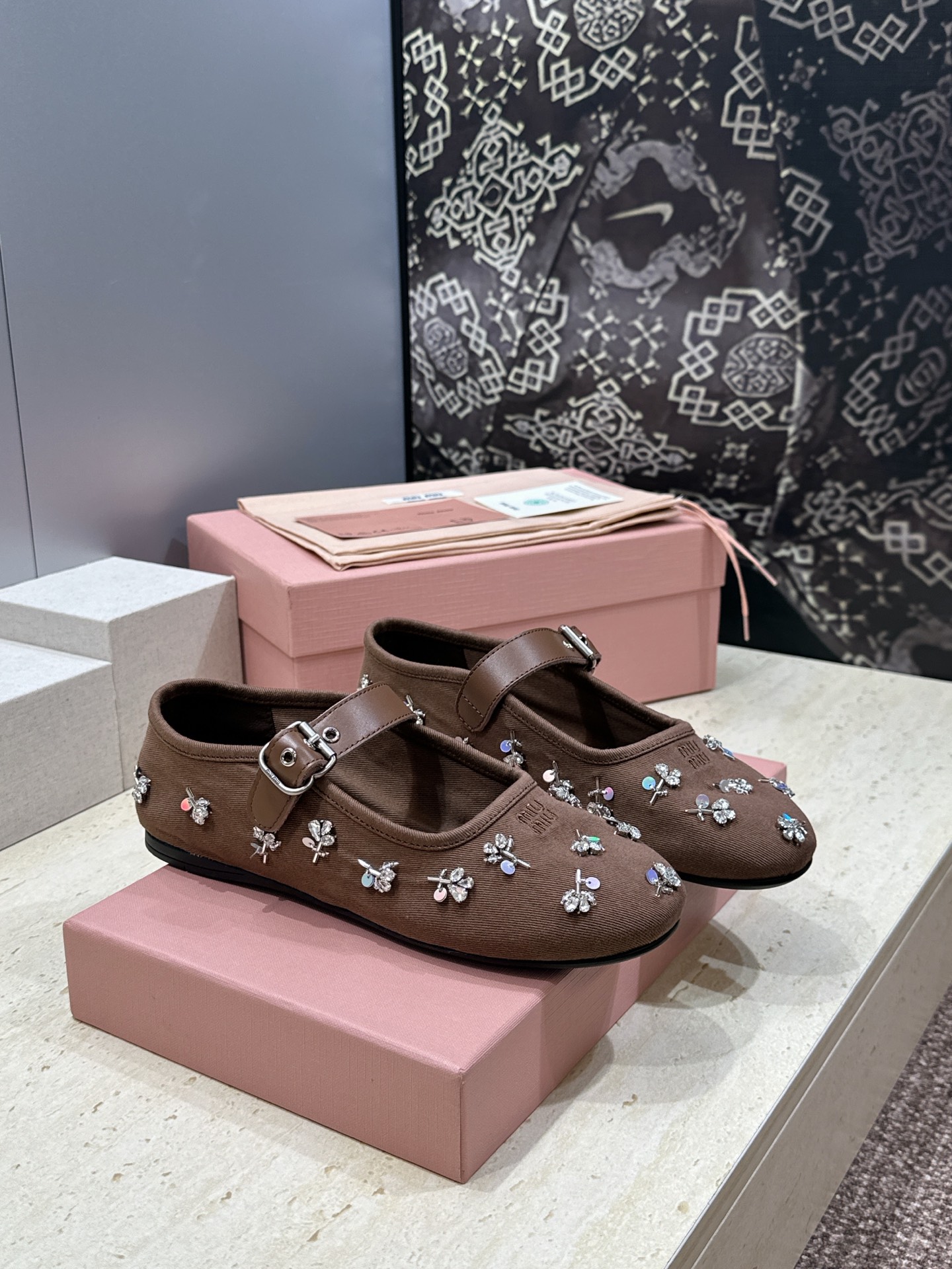 Miumiu 2026春夏新款芭蕾舞女鞋 缪缪字母logo水钻五金扣平底圆头拼色玛丽珍乐福单鞋材质:鞋面