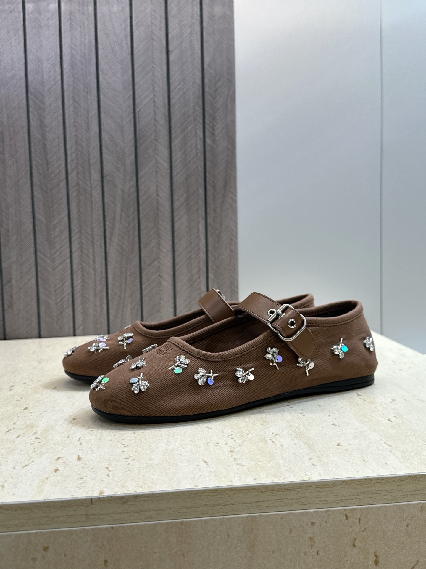 Miumiu 2026春夏新款芭蕾舞女鞋 缪缪字母logo水钻五金扣平底圆头拼色玛丽珍乐福单鞋材质:鞋面