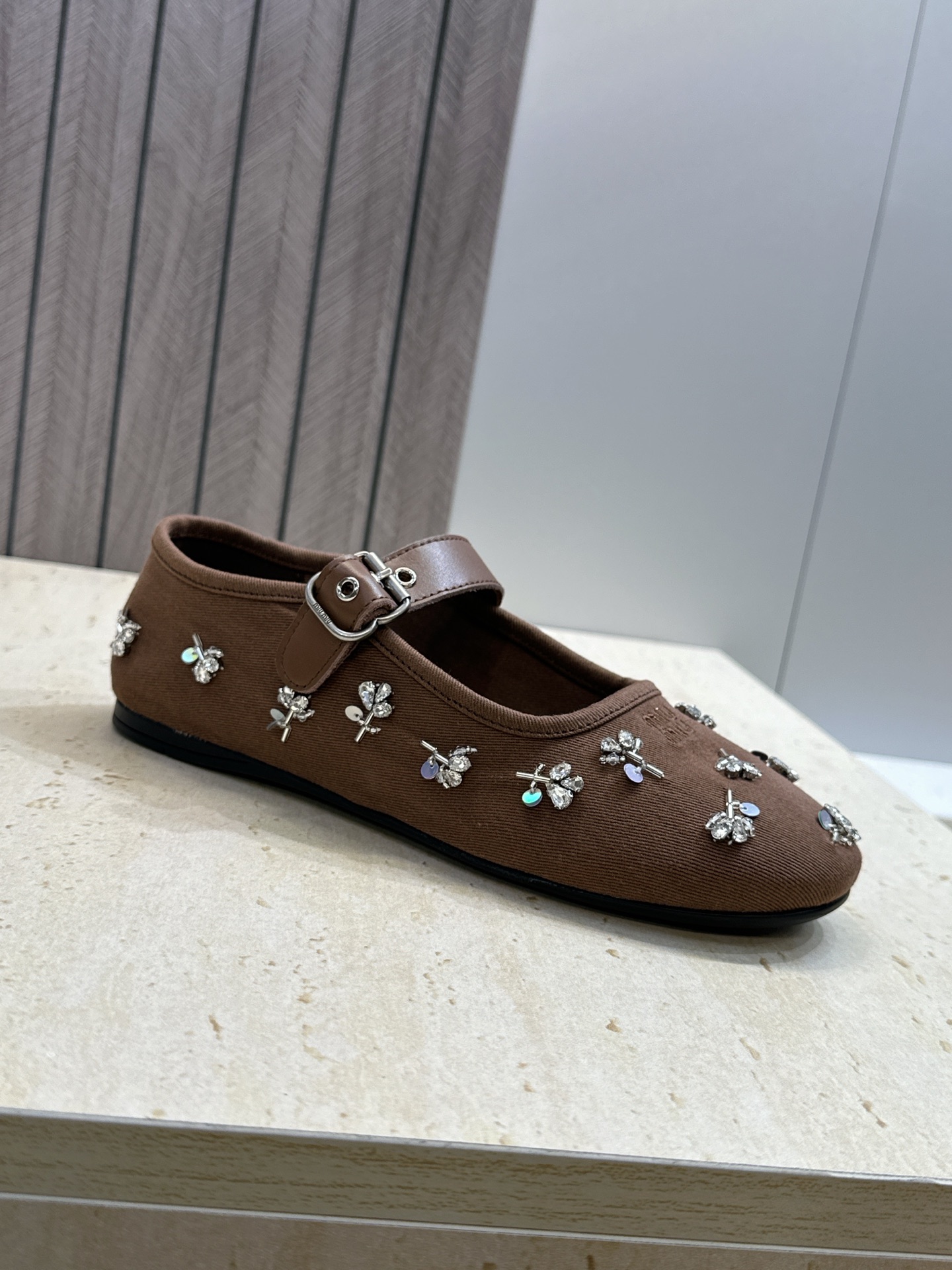 Miumiu 2026春夏新款芭蕾舞女鞋 缪缪字母logo水钻五金扣平底圆头拼色玛丽珍乐福单鞋材质:鞋面