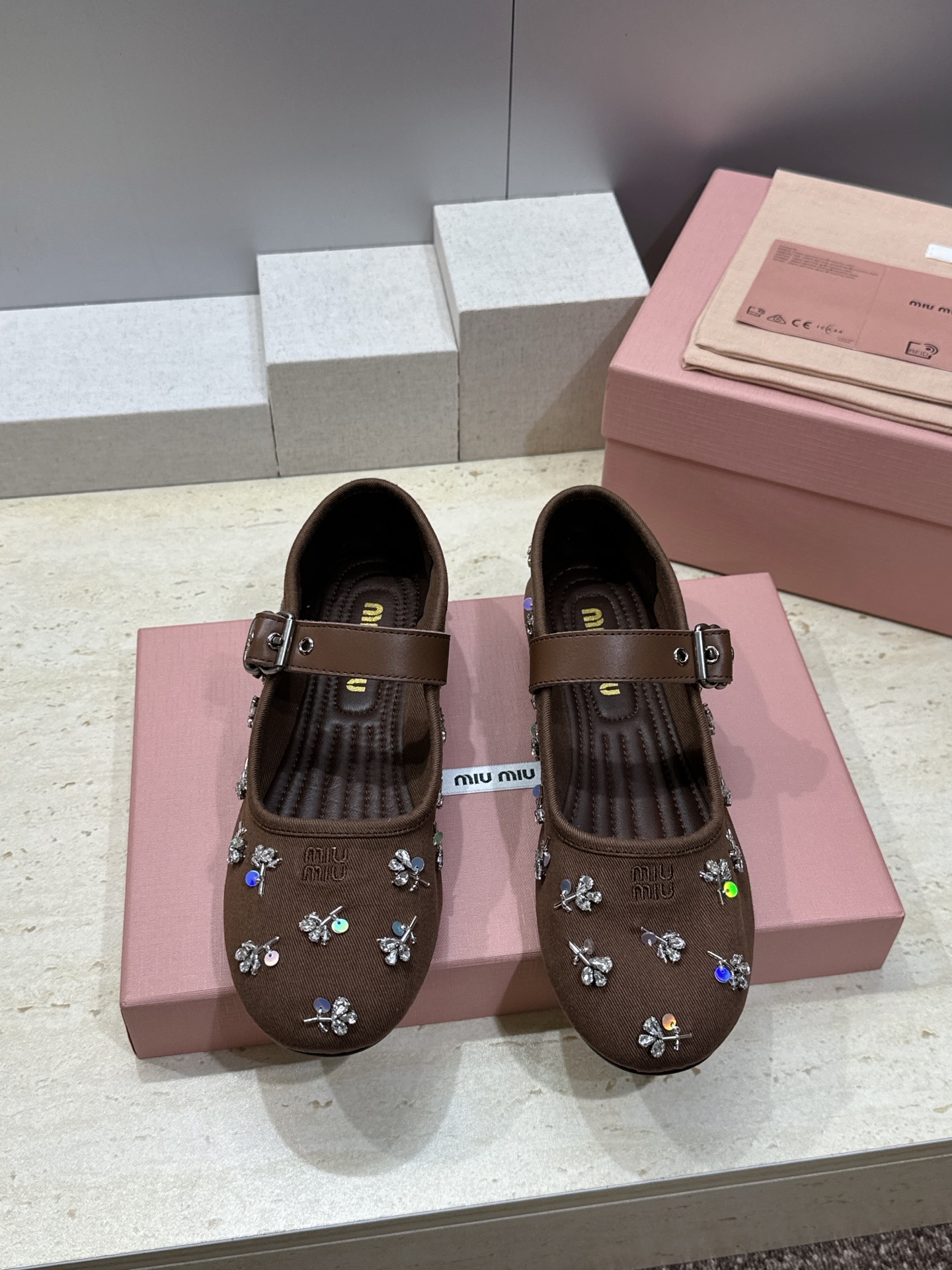 Miumiu 2026春夏新款芭蕾舞女鞋 缪缪字母logo水钻五金扣平底圆头拼色玛丽珍乐福单鞋材质:鞋面
