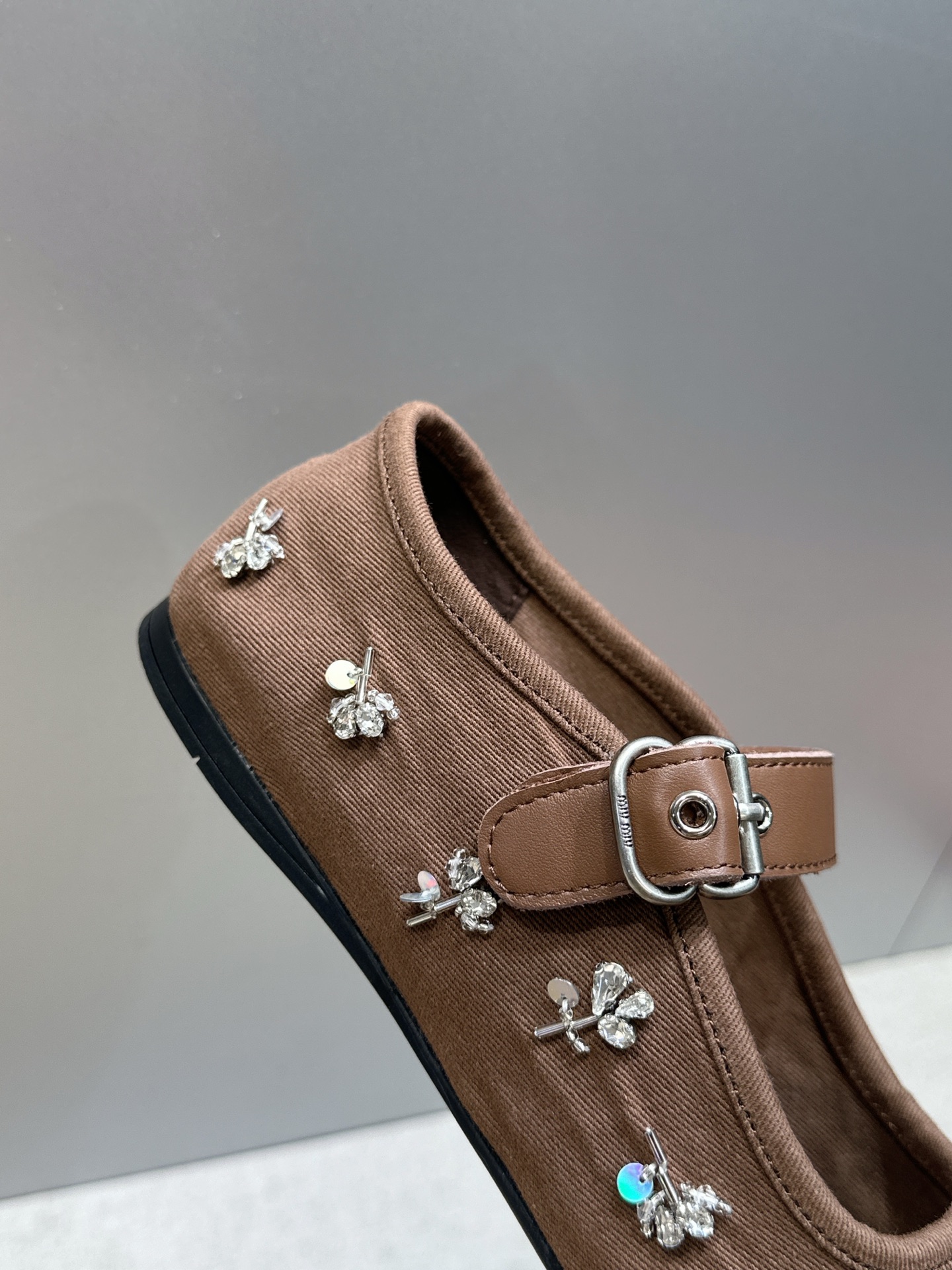 Miumiu 2026春夏新款芭蕾舞女鞋 缪缪字母logo水钻五金扣平底圆头拼色玛丽珍乐福单鞋材质:鞋面