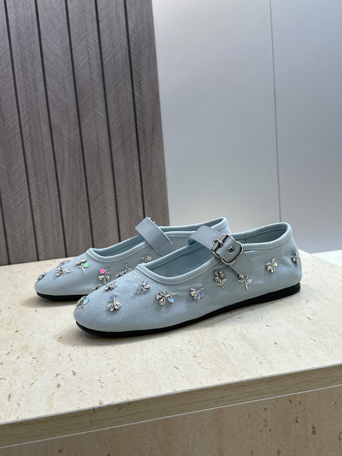 Miumiu 2026春夏新款芭蕾舞女鞋 缪缪字母logo水钻五金扣平底圆头拼色玛丽珍乐福单鞋材质:鞋面