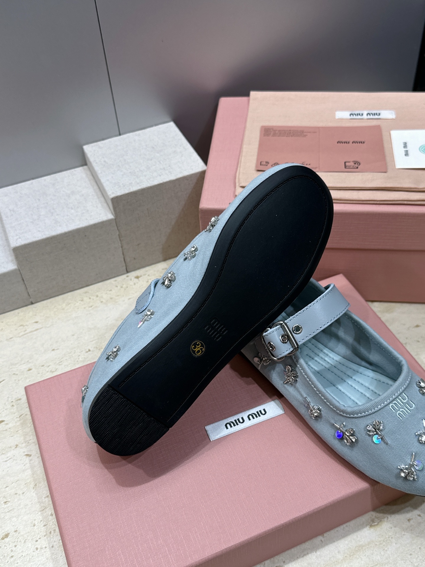 Miumiu 2026春夏新款芭蕾舞女鞋 缪缪字母logo水钻五金扣平底圆头拼色玛丽珍乐福单鞋材质:鞋面