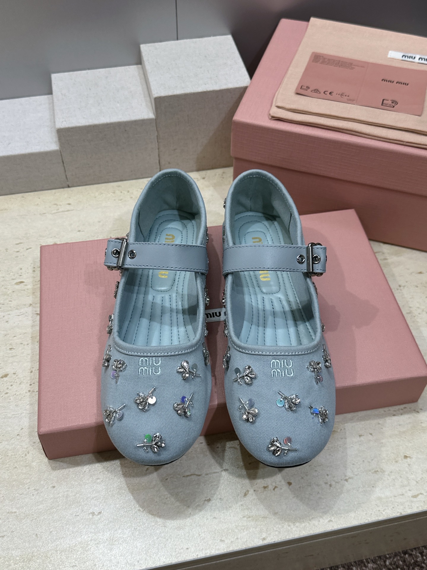 Miumiu 2026春夏新款芭蕾舞女鞋 缪缪字母logo水钻五金扣平底圆头拼色玛丽珍乐福单鞋材质:鞋面