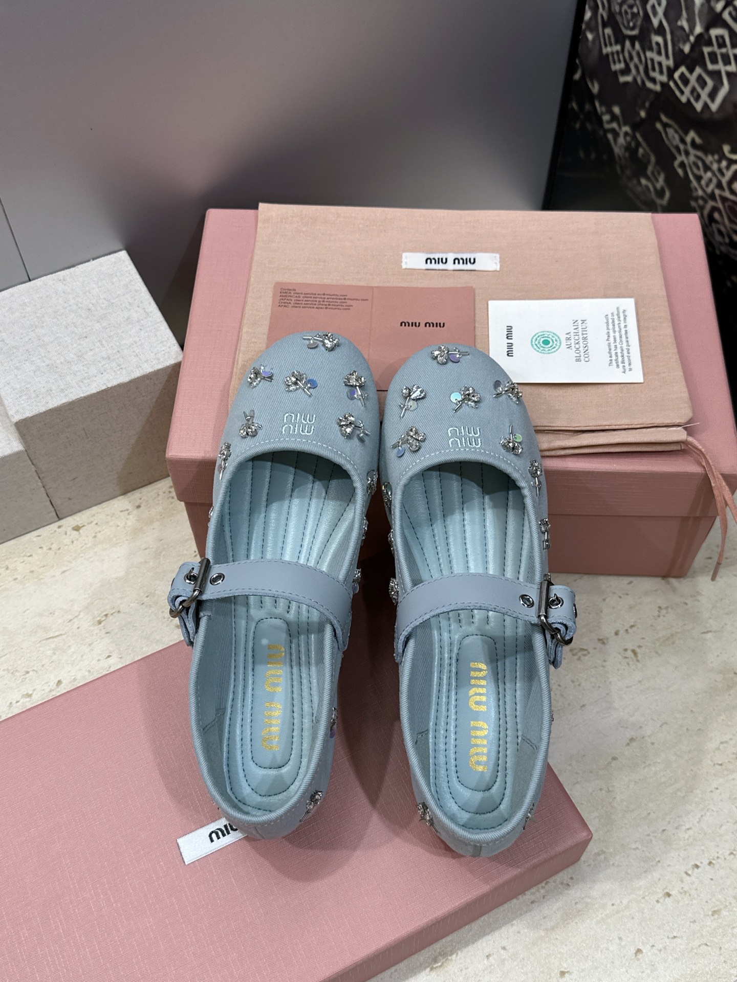 Miumiu 2026春夏新款芭蕾舞女鞋 缪缪字母logo水钻五金扣平底圆头拼色玛丽珍乐福单鞋材质:鞋面