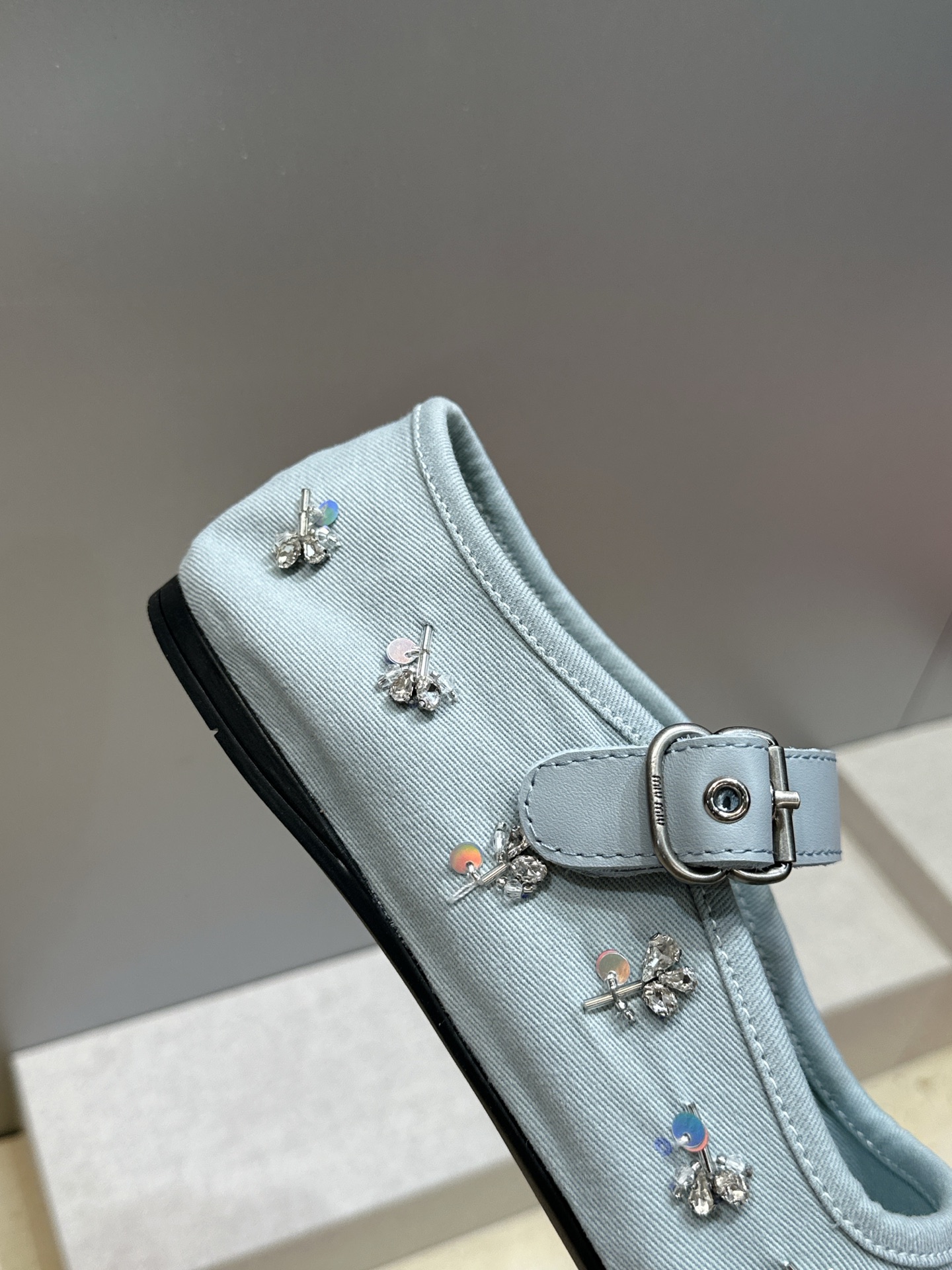 Miumiu 2026春夏新款芭蕾舞女鞋 缪缪字母logo水钻五金扣平底圆头拼色玛丽珍乐福单鞋材质:鞋面