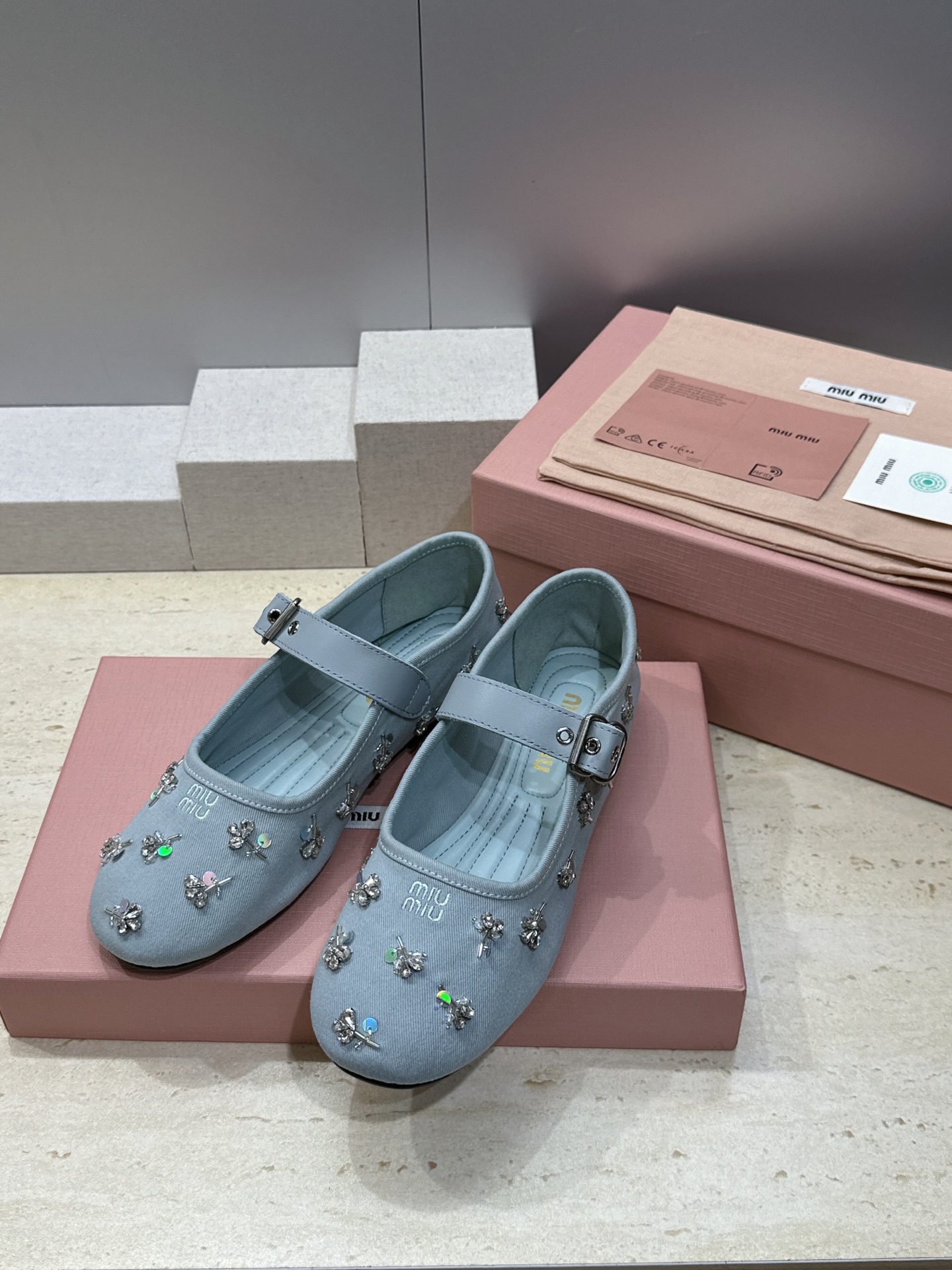 Miumiu 2026春夏新款芭蕾舞女鞋 缪缪字母logo水钻五金扣平底圆头拼色玛丽珍乐福单鞋材质:鞋面