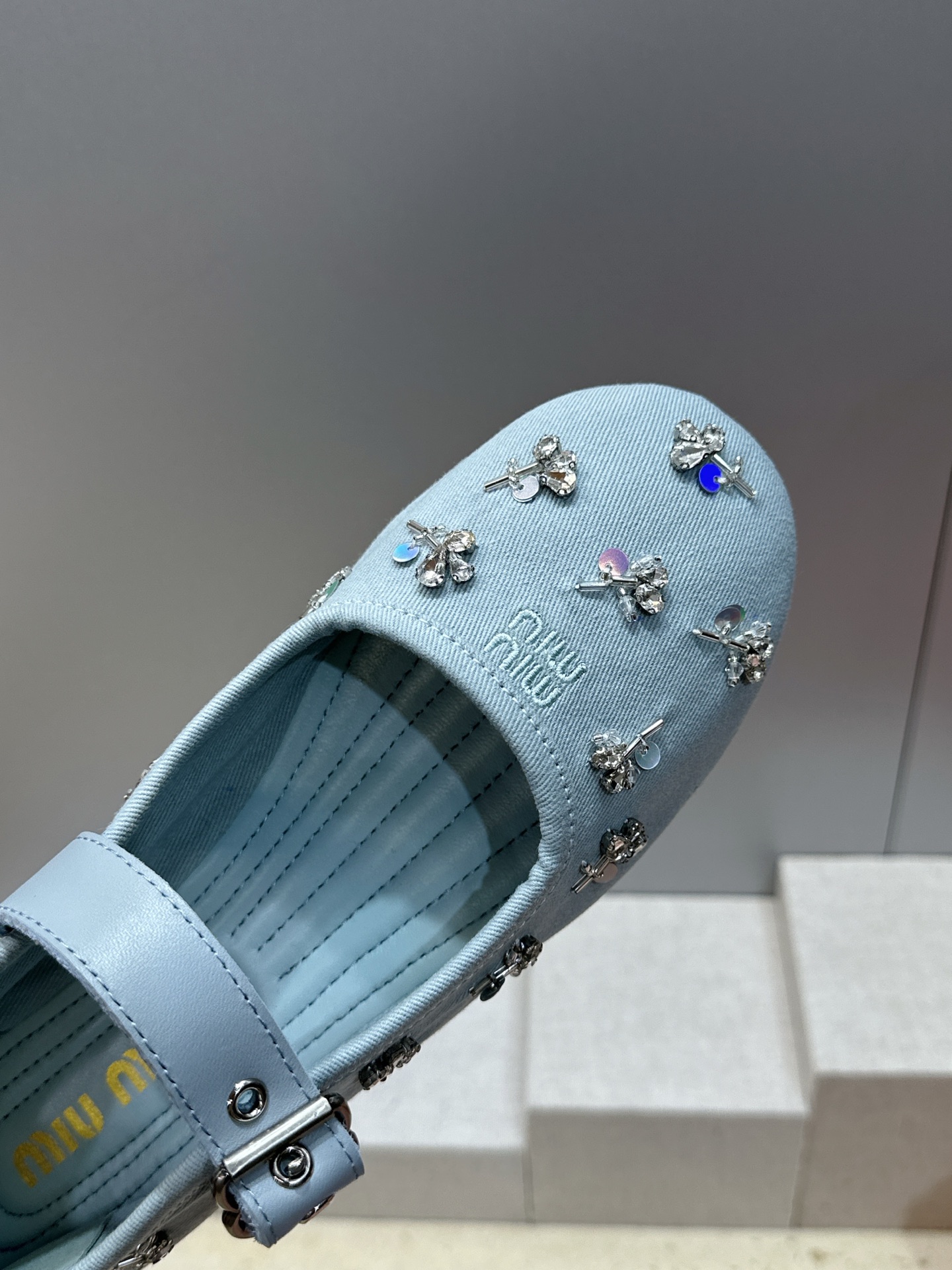 Miumiu 2026春夏新款芭蕾舞女鞋 缪缪字母logo水钻五金扣平底圆头拼色玛丽珍乐福单鞋材质:鞋面