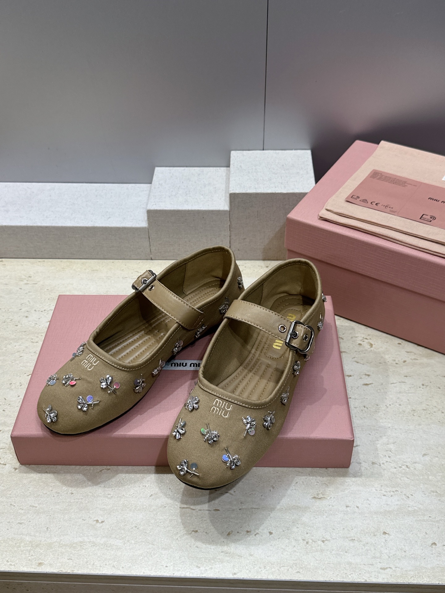 Miumiu 2026春夏新款芭蕾舞女鞋 缪缪字母logo水钻五金扣平底圆头拼色玛丽珍乐福单鞋材质:鞋面
