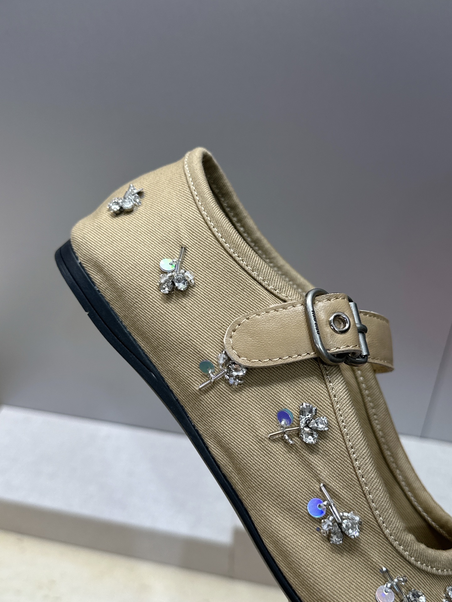 Miumiu 2026春夏新款芭蕾舞女鞋 缪缪字母logo水钻五金扣平底圆头拼色玛丽珍乐福单鞋材质:鞋面