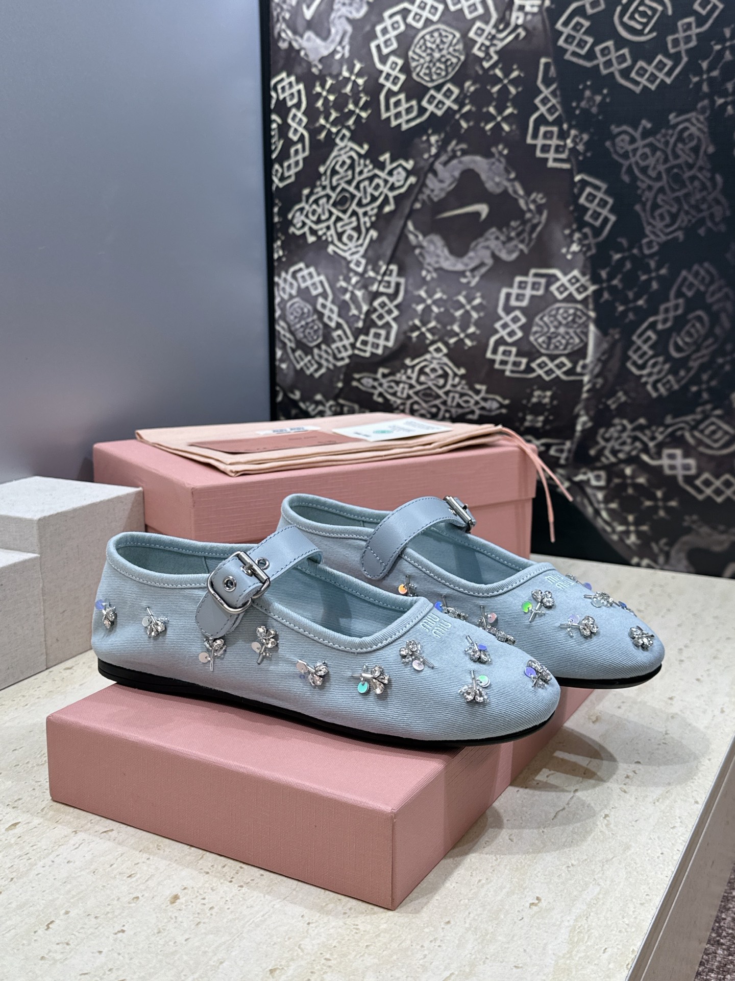 Miumiu 2026春夏新款芭蕾舞女鞋 缪缪字母logo水钻五金扣平底圆头拼色玛丽珍乐福单鞋材质:鞋面