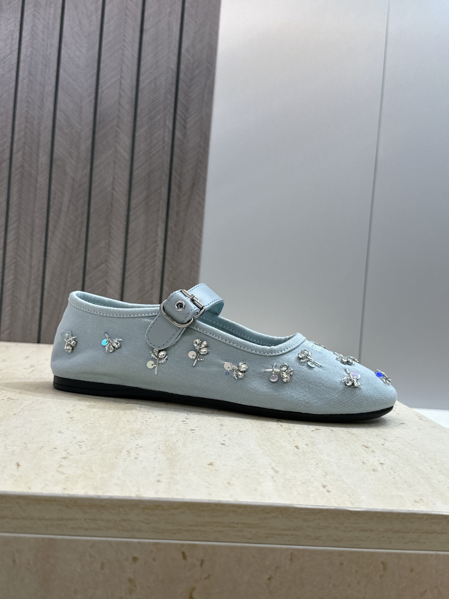 Miumiu 2026春夏新款芭蕾舞女鞋 缪缪字母logo水钻五金扣平底圆头拼色玛丽珍乐福单鞋材质:鞋面
