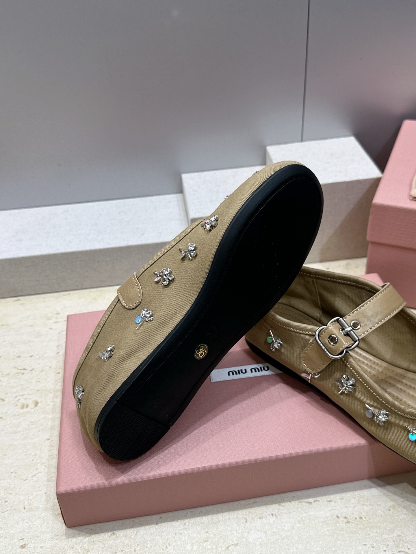 Miumiu 2026春夏新款芭蕾舞女鞋 缪缪字母logo水钻五金扣平底圆头拼色玛丽珍乐福单鞋材质:鞋面