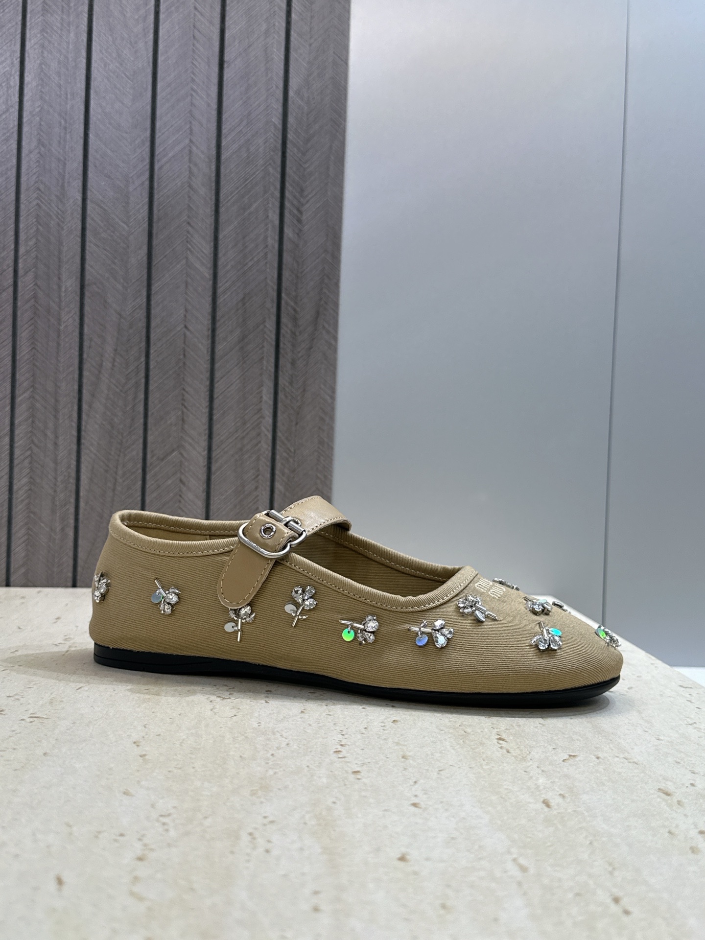Miumiu 2026春夏新款芭蕾舞女鞋 缪缪字母logo水钻五金扣平底圆头拼色玛丽珍乐福单鞋材质:鞋面