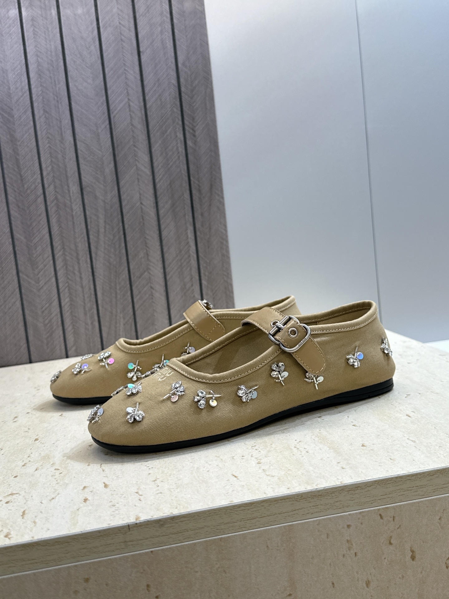 Miumiu 2026春夏新款芭蕾舞女鞋 缪缪字母logo水钻五金扣平底圆头拼色玛丽珍乐福单鞋材质:鞋面