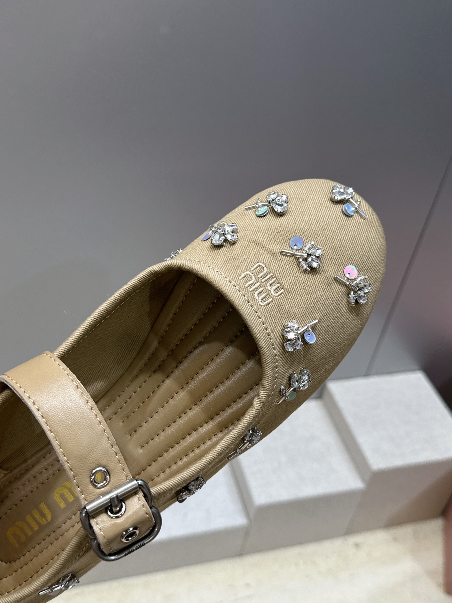 Miumiu 2026春夏新款芭蕾舞女鞋 缪缪字母logo水钻五金扣平底圆头拼色玛丽珍乐福单鞋材质:鞋面