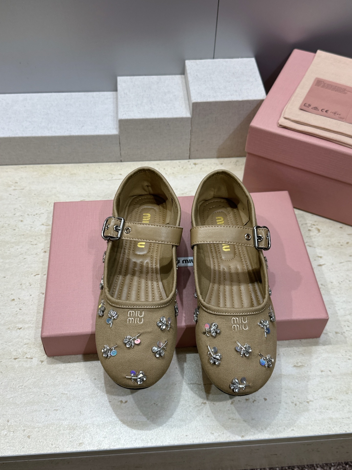 Miumiu 2026春夏新款芭蕾舞女鞋 缪缪字母logo水钻五金扣平底圆头拼色玛丽珍乐福单鞋材质:鞋面