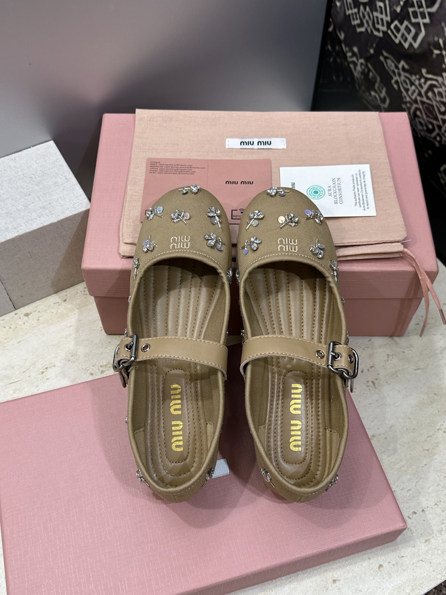 Miumiu 2026春夏新款芭蕾舞女鞋 缪缪字母logo水钻五金扣平底圆头拼色玛丽珍乐福单鞋材质:鞋面