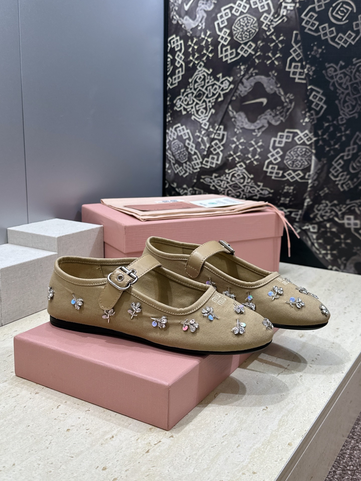 NO:884054,Miumiu 2026 spring and summer new ballet shoes Miumiu letter logo rhinestone hardware buckle flat bottom round toe color-blocked Mary Jane Loaf shoes Material: upper imported environmentally friendly breathable canvas + water-dyed sheepskin lining + original open mold non-slip outsole Size: 35-41 (40.41 customized non-returnable), ballet shoes, miumiu, loafers, mary jane, sheepskin19860909Miumiu 2026春夏新款芭蕾舞女鞋 缪缪字母logo水钻五金扣平底圆头拼色玛丽珍乐福单鞋 材质:鞋面进口环保透气帆布+水染羊皮内里+原版开模防滑大底 Size:35-41(40.41定制不退换）,芭蕾舞鞋,miumiu,loafers,mary jane,sheepskin,Women's Shoes