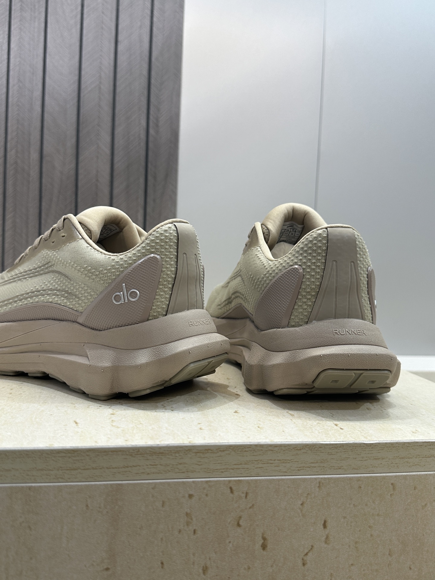 (配全套飞机盒)顶级版 alo x Runner 2026春夏联名新款高定情侣装系列休闲老爹运动小白鞋 